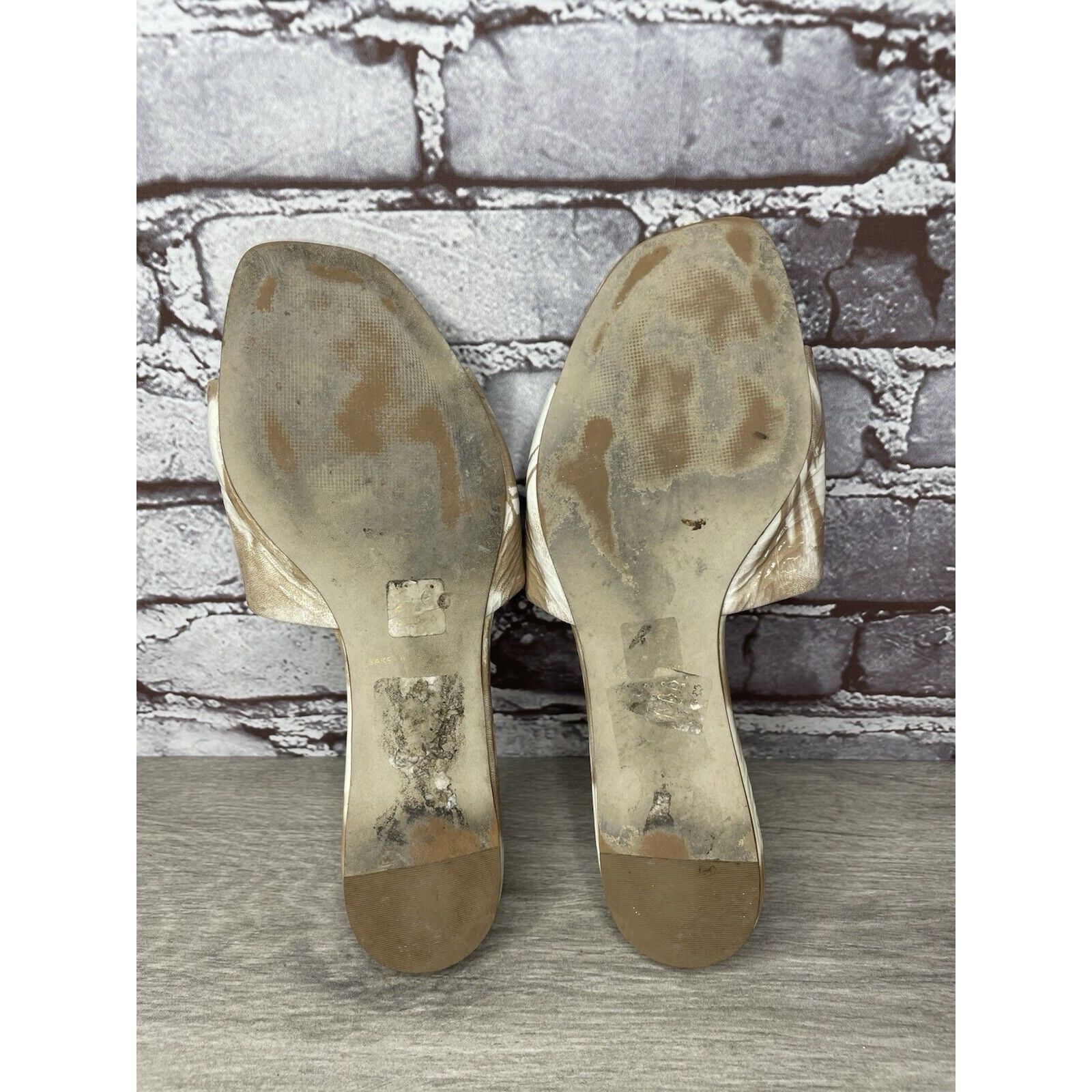 Saks Fifth Avenue Saks Fifth Avenue White Tan Patent Leather Slides Open Toe F Size US 9 / IT 39 - 8 Thumbnail