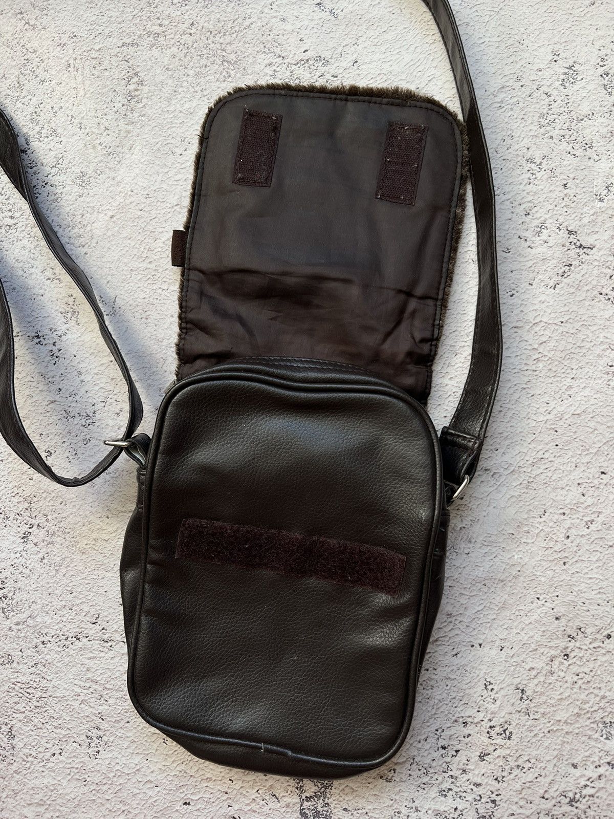 Lonsdale × Vintage Y2K Vintage Lonsdale Faux Fur Shaggy Messenger Bag Size ONE SIZE - 6 Thumbnail