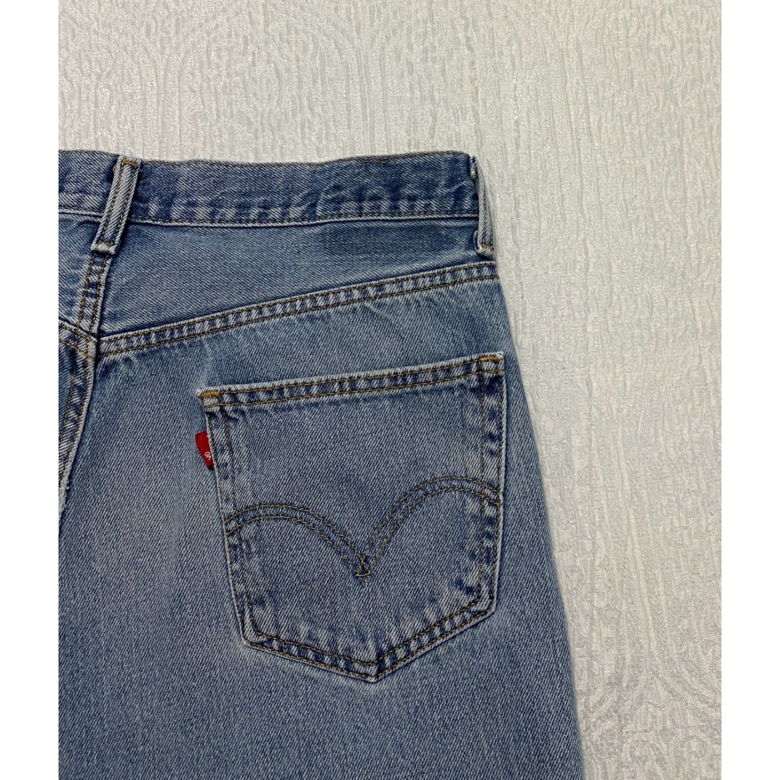Levi's VINTAGE Levi's 550 Jeans Mens 36x30 Blue Light Wash Relaxed Fit 5-Pocket Straight Denim Cotton 100% USA Mexico (if country needed?) Size US 36 / EU 52 - 3 Thumbnail