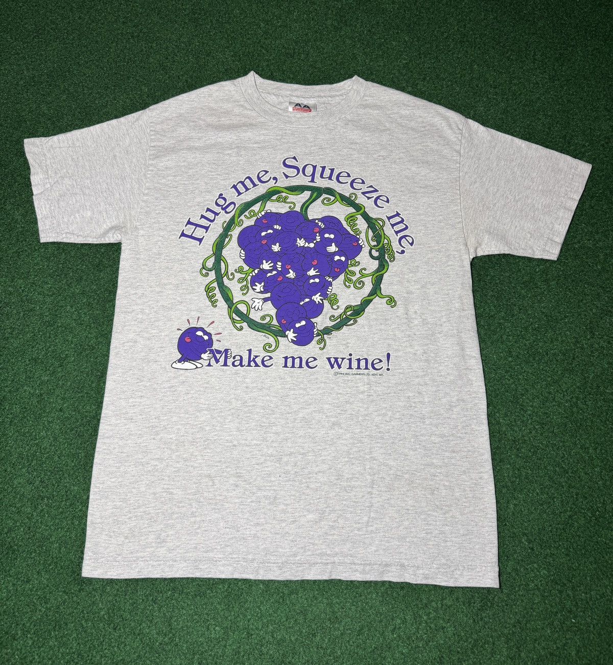 Vintage Vintage 90s Hug Me Squeeze Me Wine Grape Mom Humor T Shirt Size M / US 6-8 / IT 42-44 - 1 Thumbnail