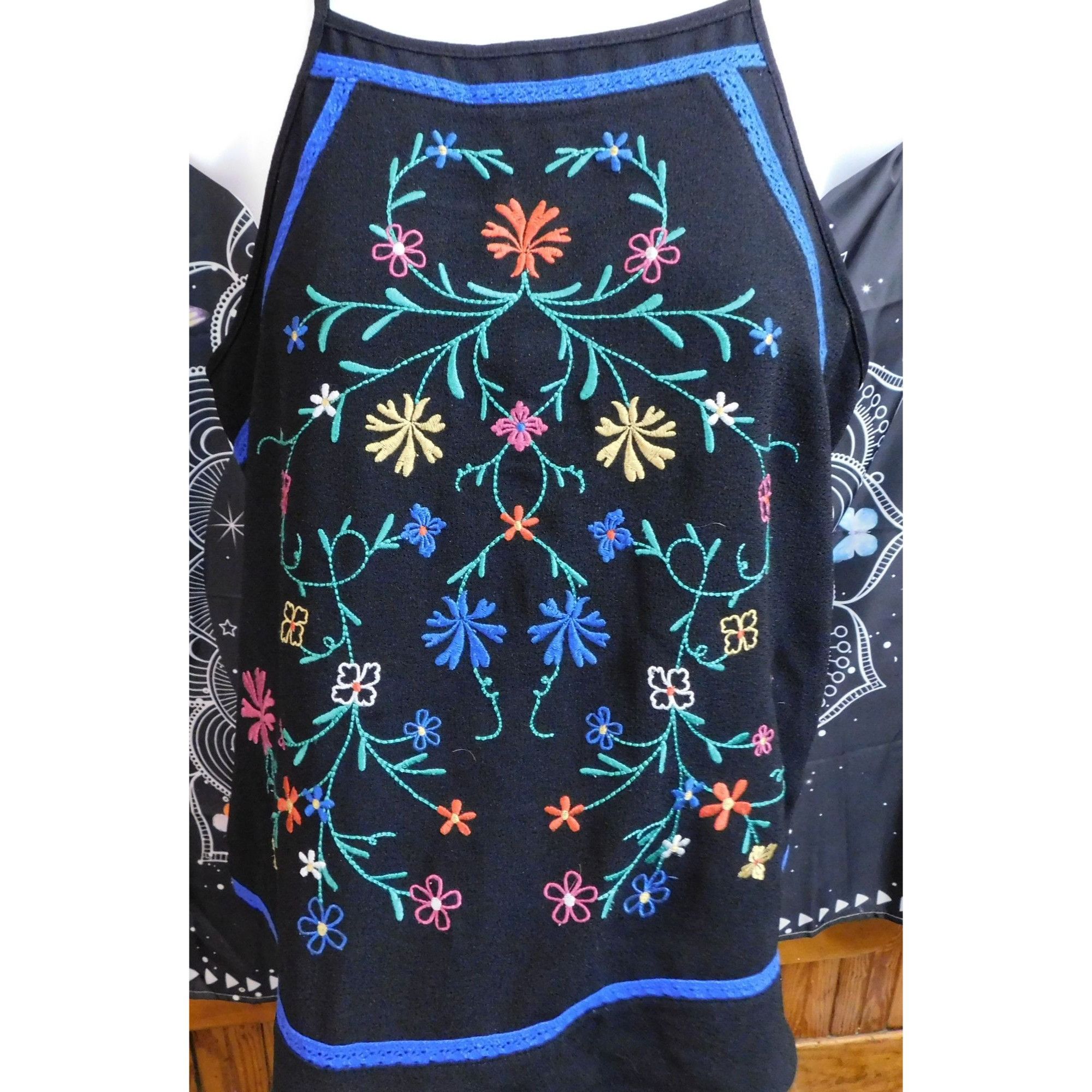 Other Xhilaration Floral Embroidered Sleeveless Top Size M / US 6-8 / IT 42-44 - 1 Thumbnail