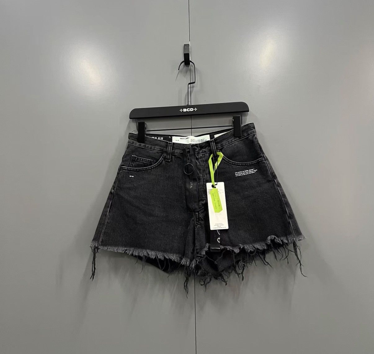 Off-White OFF-WHITE Frayed Raw Edge Denim Shorts J41 Size 28" / US 6 / IT 42 - 1 Thumbnail