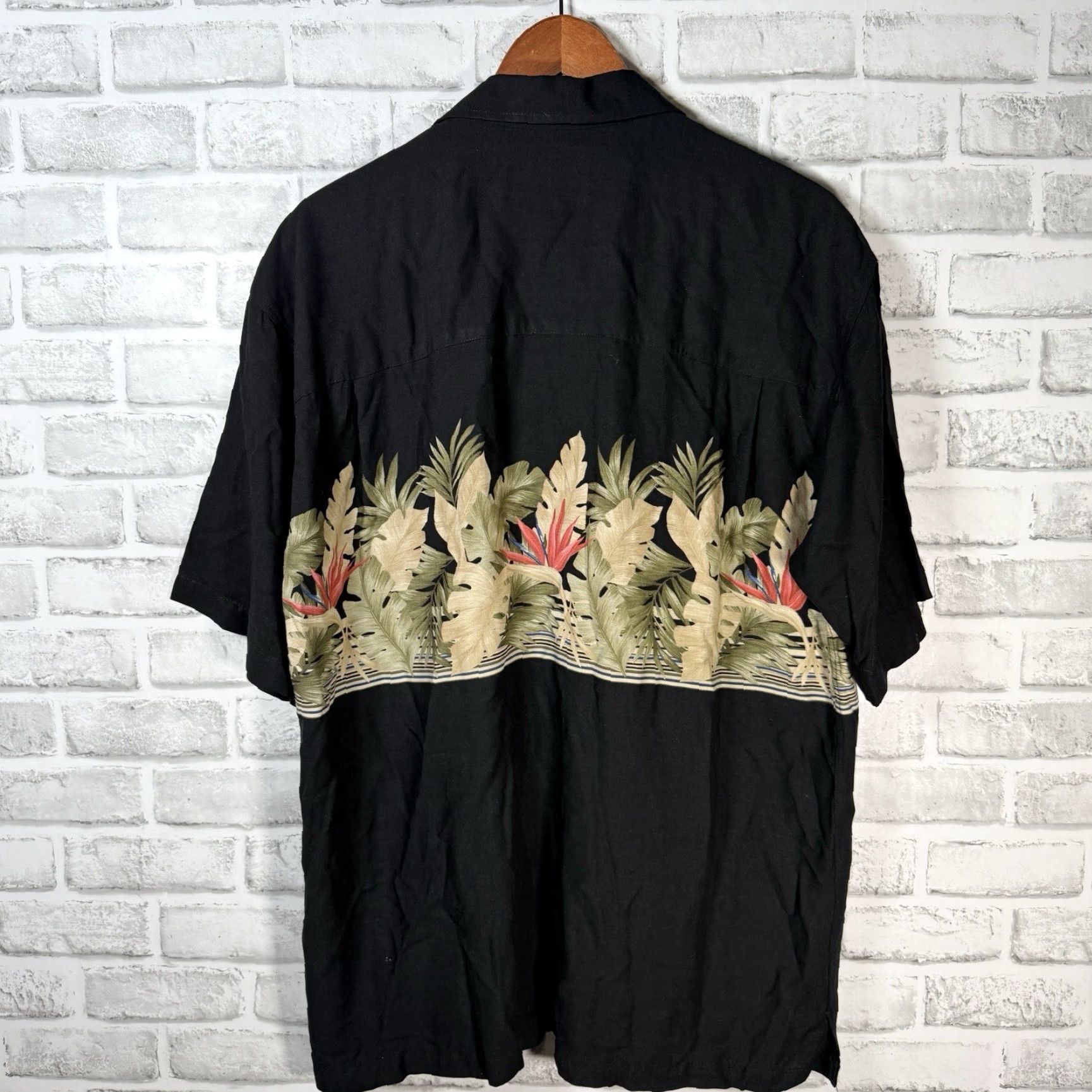 Vintage VTG Bamboo Cay Hawaiian Shirt Mens Size M Short Sleeve Black Palm Leaf Print 100% Rayon Button-Up Size US M / EU 48-50 / 2 - 5 Thumbnail