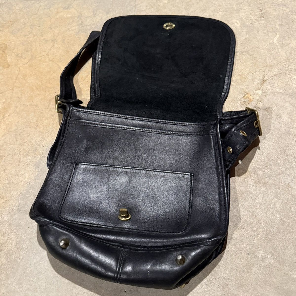 Coach Vintage 1990s Coach Stewardess Turnlock Leather Shoulder Bag Size ONE SIZE - 12 Thumbnail