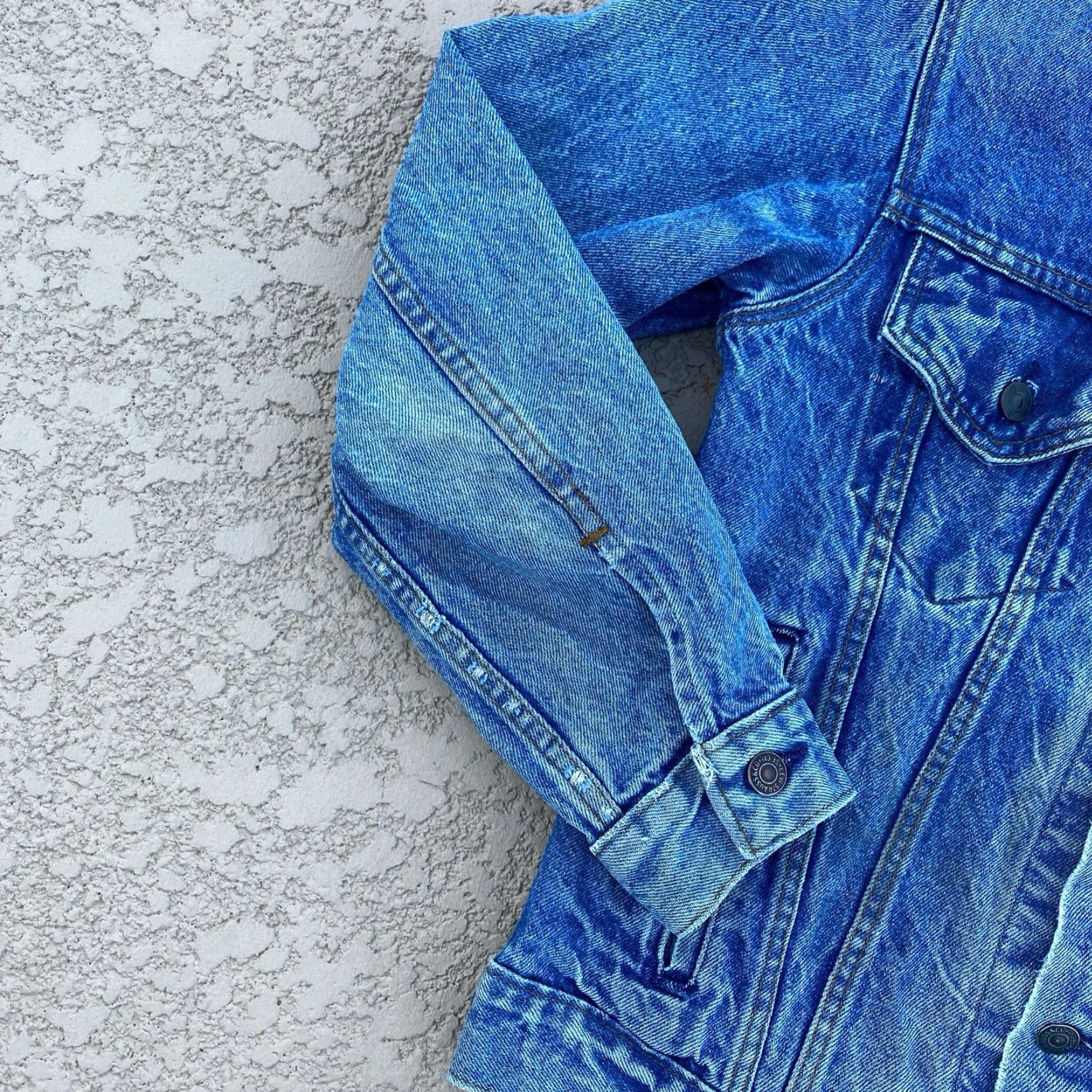 Levi's VTG Levi’s 70506-0214 Blue Denim Jean Button Jacket Size 35R Made In USA Red Tab Unisex Adults Cotton Denim USA 80s 90s Basic Jacket Mens Womens Size 24" / US 00 / IT 34 - 4 Thumbnail