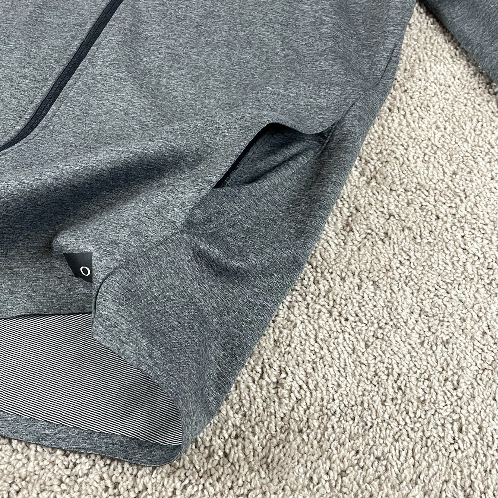 Oakley Oakley Jacket Mens Large Gray Softshell Full Zip Wind-Resistant Pockets Reflective Breathable Outdoor Short/Long? Size US L / EU 52-54 / 3 - 6 Thumbnail