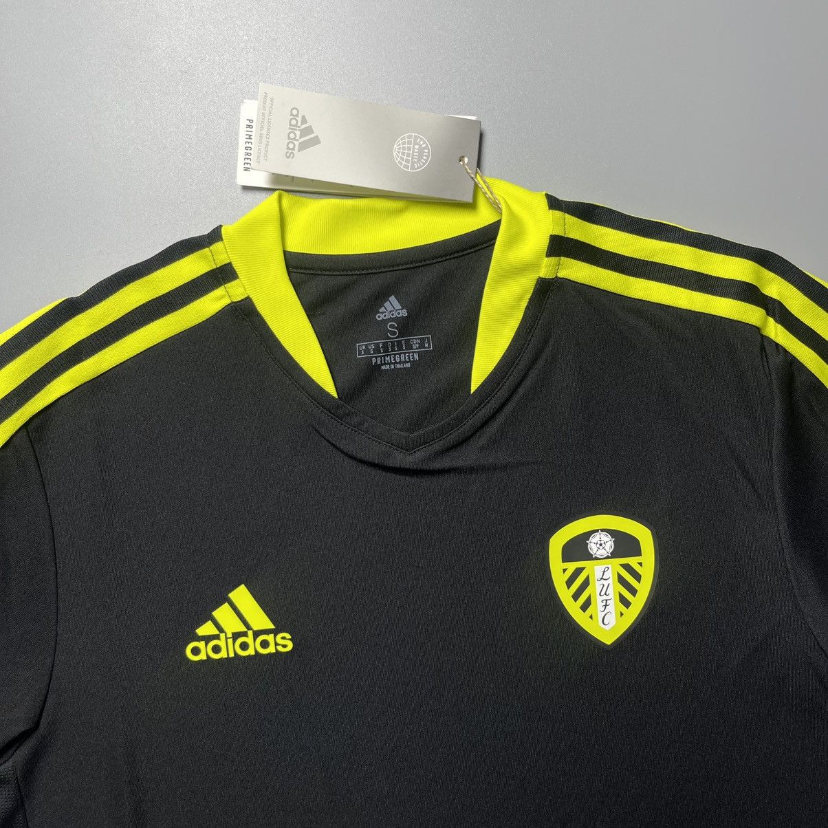 Adidas LEEDS UNITED ADIDAS 2021/2022 FOOTBALL TRAINING JERSEY Size US S / EU 44-46 / 1 - 2 Thumbnail