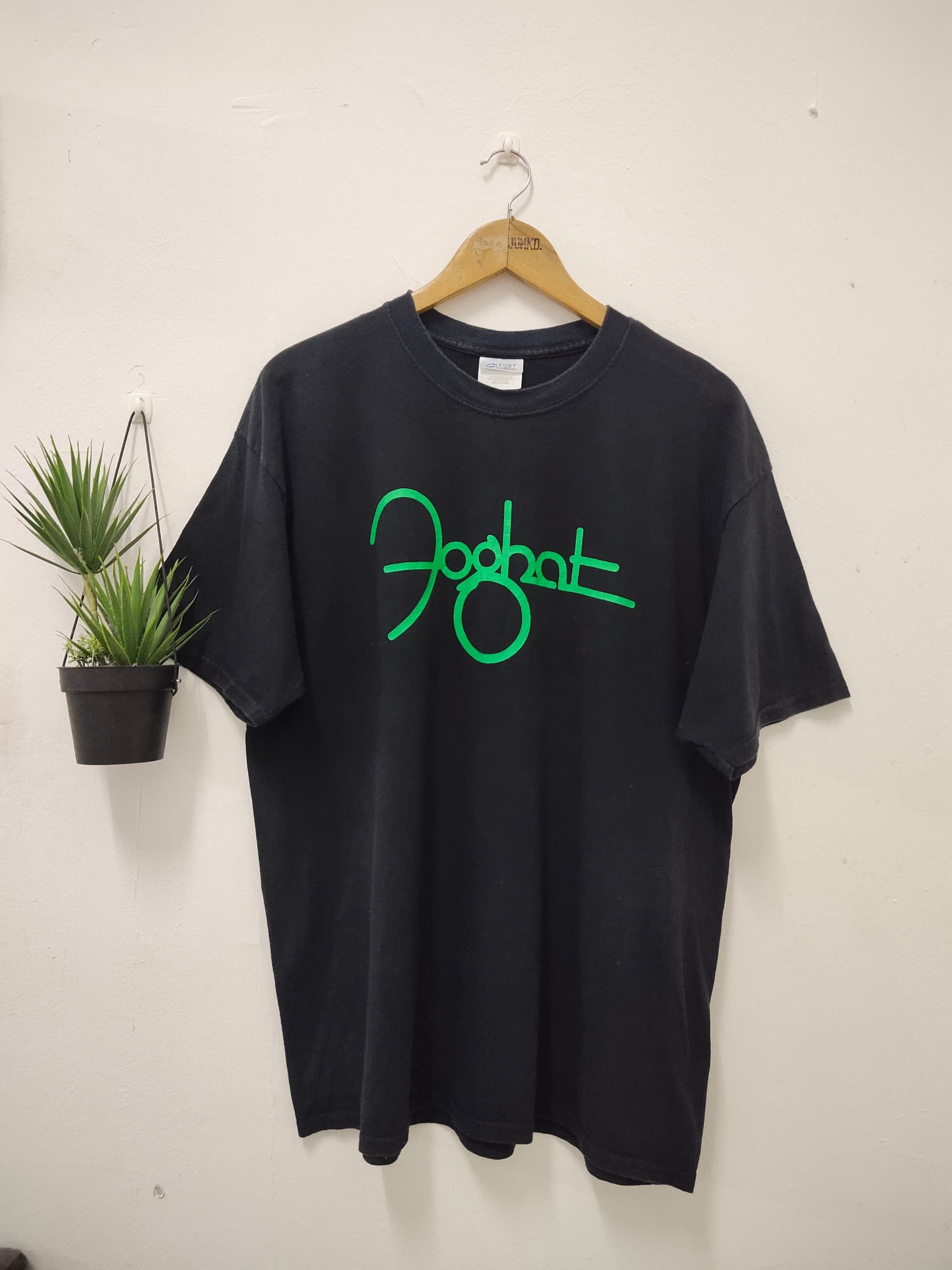 Band Tees Vtg Foghat band tee with original band's signature on shirt Size US XL / EU 56 / 4 - 1 Thumbnail