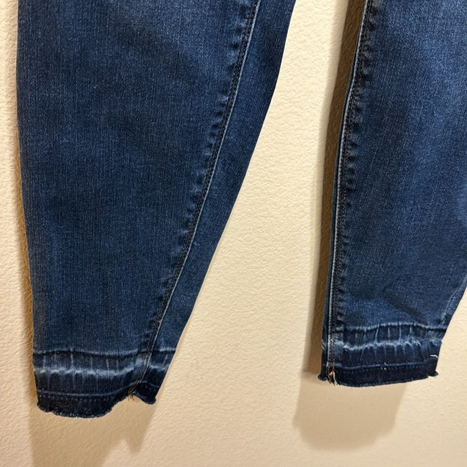 Spanx SPANX Distressed Ankle Skinny Jeans in Medium Wash Size XSP Size 24" / US 00 / IT 34 - 6 Thumbnail