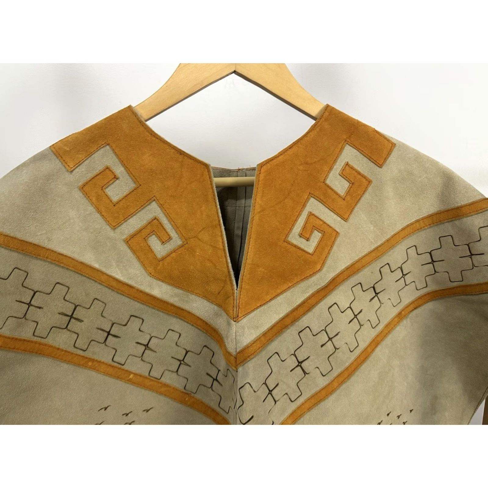 Vintage VTG Leather Poncho Fringe Beige Wild Horse Artwear Western Southwest Poncho Womens One Size Brown Leather Fringe 90s Style Vintage Mens Womens Size ONE SIZE - 5 Thumbnail