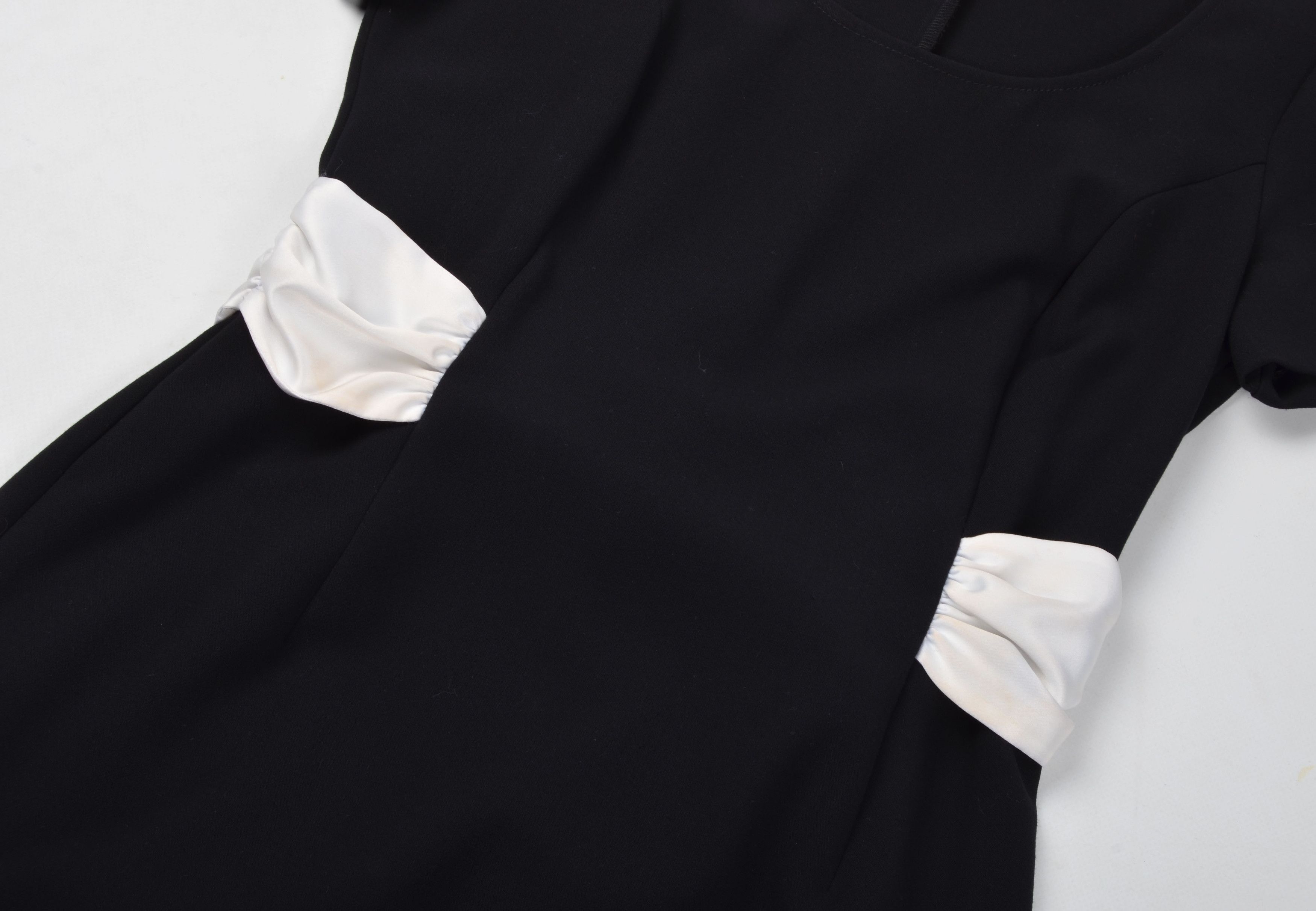 Love Moschino Love Moschino Short Sleeve Knee Length Dress with White Bow Size M / US 6-8 / IT 42-44 - 7 Thumbnail