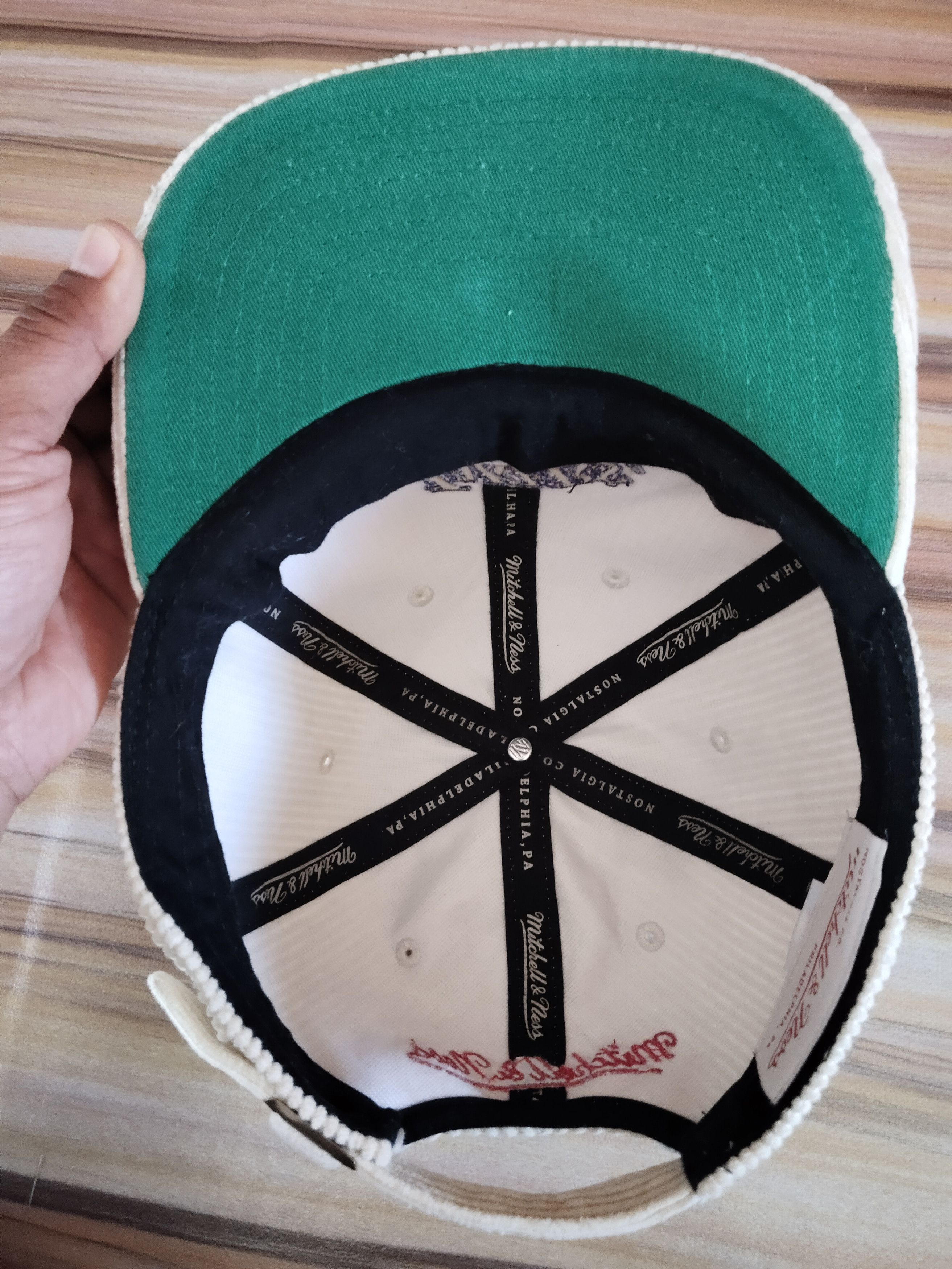 Mitchell & Ness Vintage LAKERS 1985 NBA WORLD CHAMPIONSHIP Corduroy Cap Size ONE SIZE - 7 Thumbnail