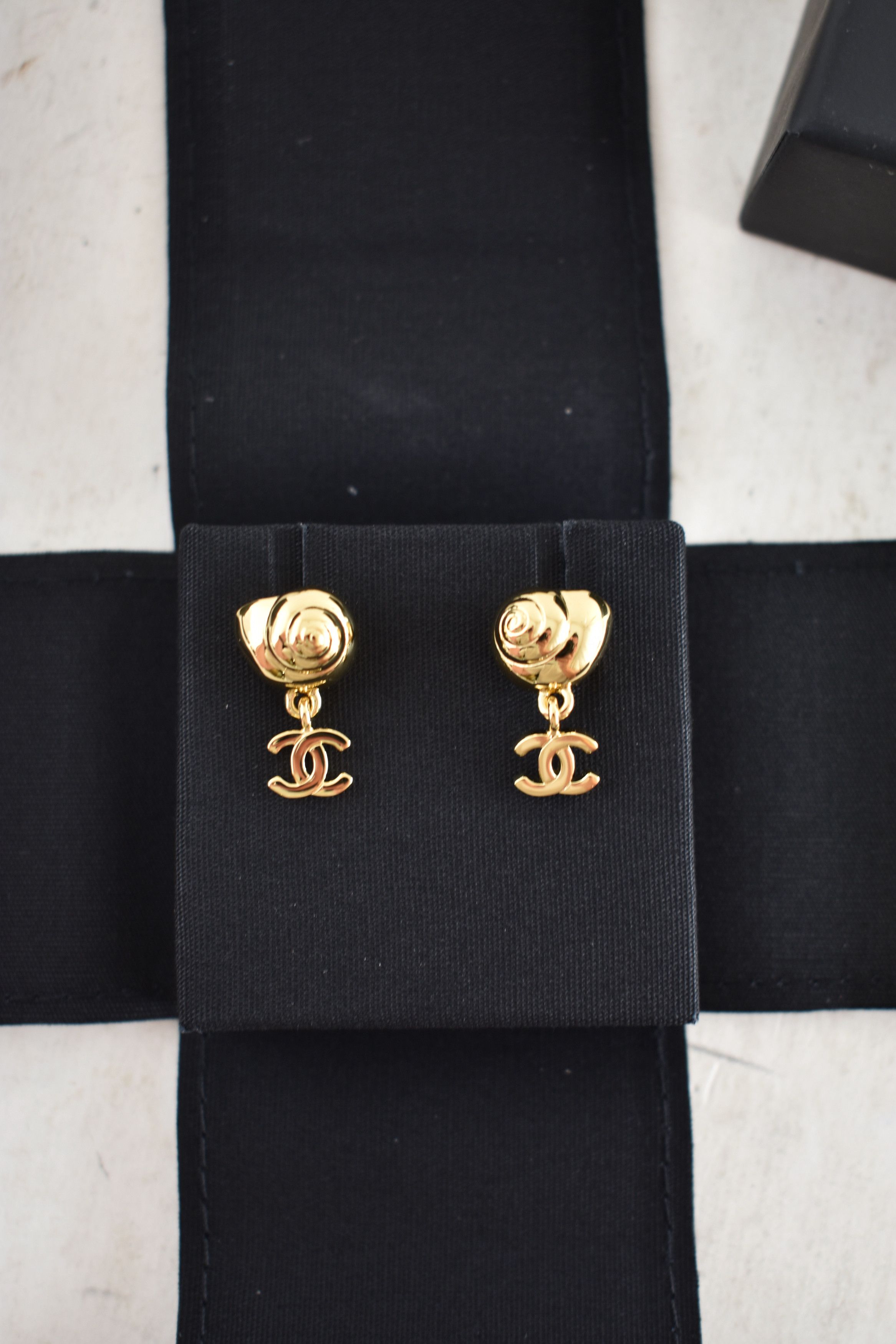 Chanel 26M Coco Beach Shell Seashell CC Logo Dangle Stud Earrings Size ONE SIZE - 6 Thumbnail