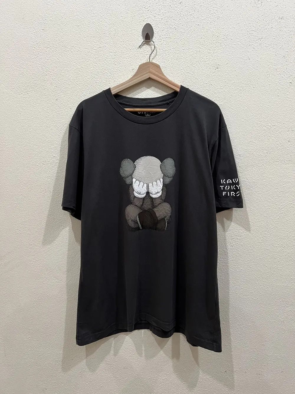 Kaws × Uniqlo Kaws Tokyo First Uniqlo Shirt 👕 Size US XL / EU 56 / 4 - 2 Thumbnail