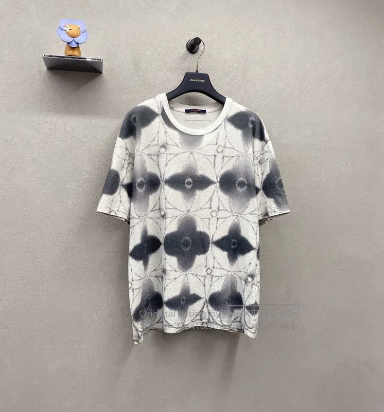 Louis Vuitton Louis Vuitton size 4l Twist-dyed printed round neck short s Size US M / EU 48-50 / 2 - 4 Thumbnail