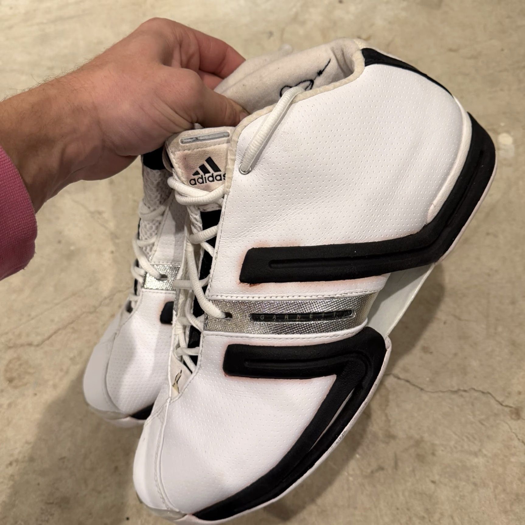 Adidas VINTAGE Adidas KG 1 Kevin Garnett WHITE/Black MVP Size 13 Rare 2004 Adidas Pro Model Sneaker Mens Basketball Nubuck Signature Embroidered 2004 Size US 13 / EU 46 - 6 Thumbnail