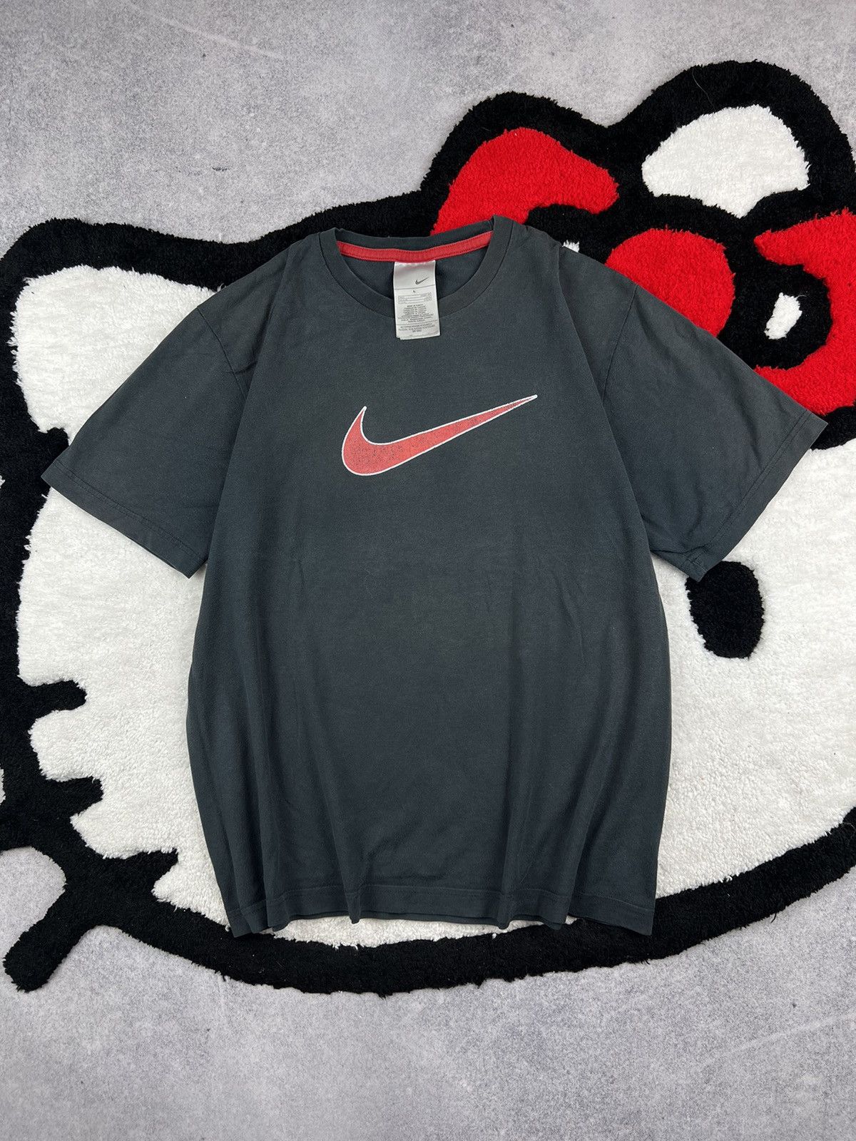 Vintage Vintage Nike Big Swoosh Faded Centr Logo Y2K Tee Shirt Size US L / EU 52-54 / 3 - 1 Thumbnail