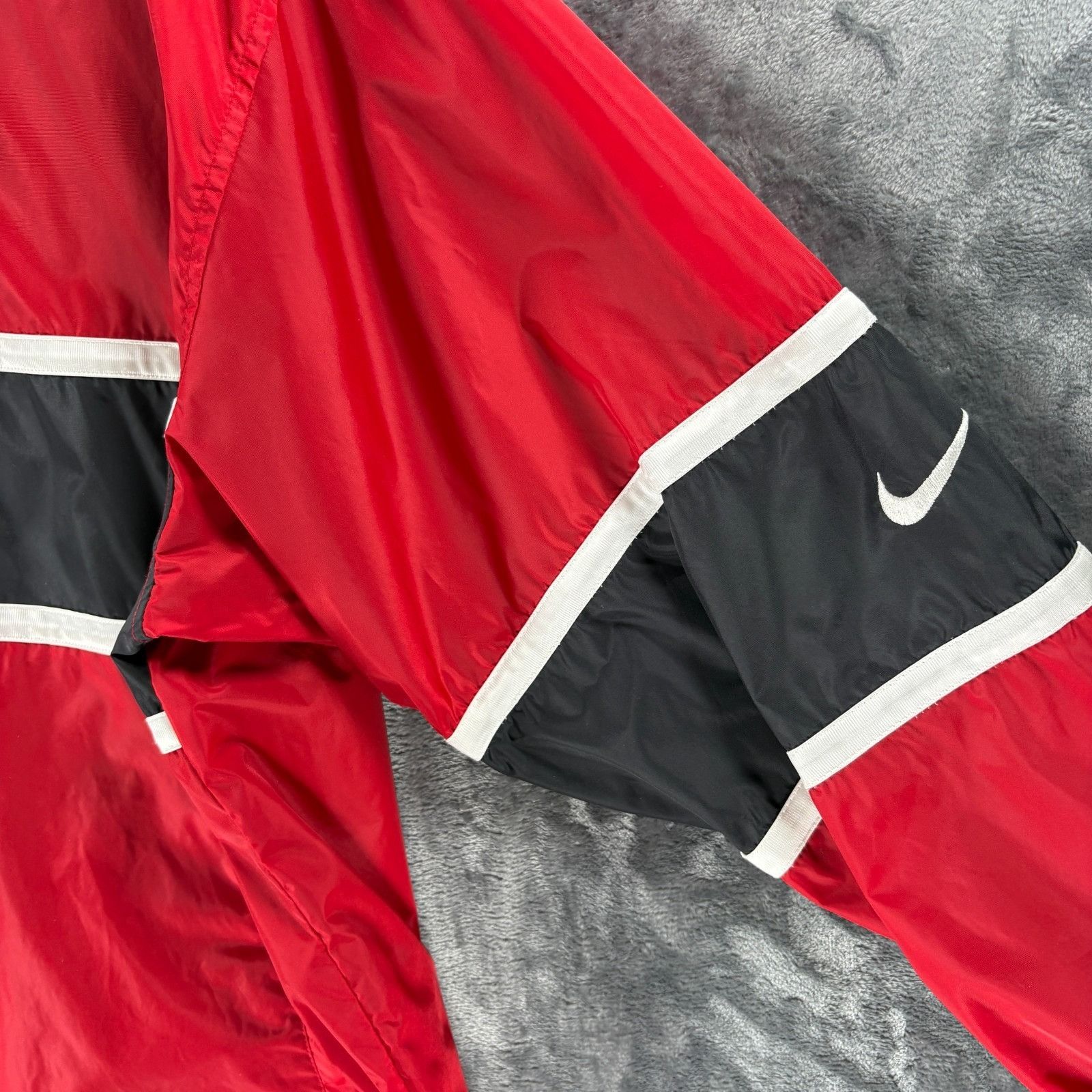 Nike Vintage Nike Red Black Hooded Pullover Windbreaker Jacket Me Size US M / EU 48-50 / 2 - 4 Thumbnail