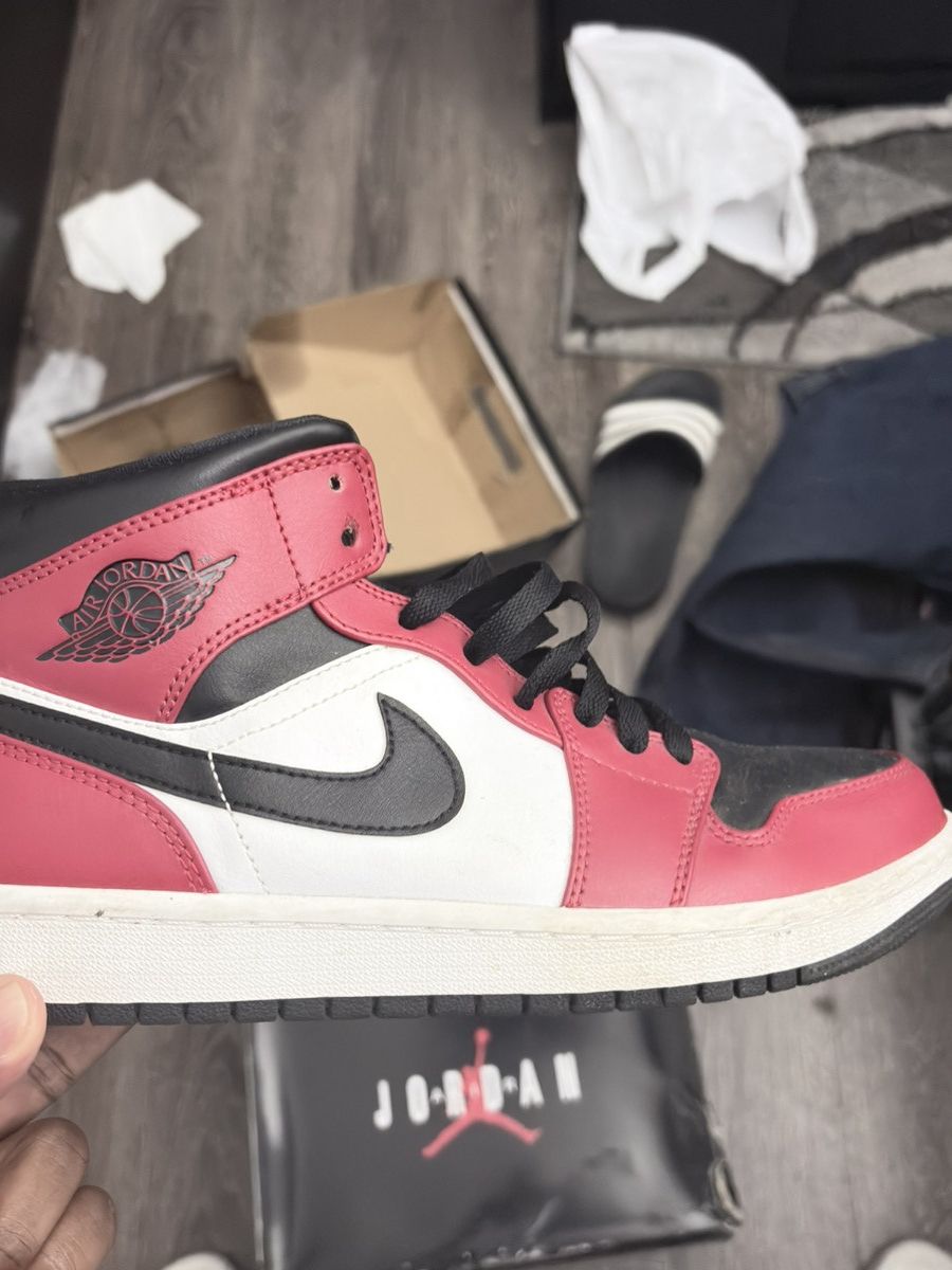 Jordan Brand Air Jordan 1 Mid High OG Black Toe Red Bred Banned Chicago Size US 8.5 / EU 41-42 - 5 Thumbnail