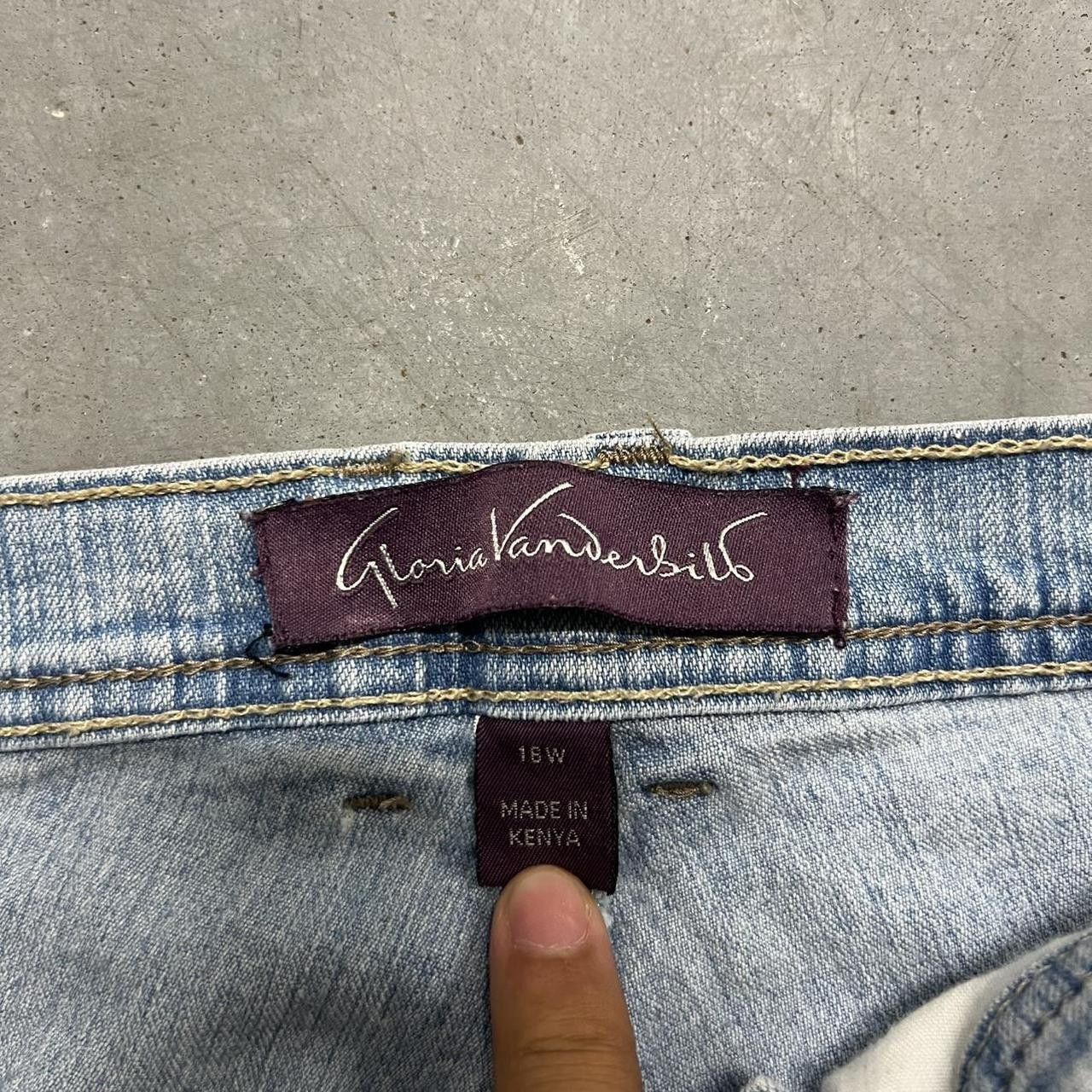 Vintage Crazy Vintage Y2K/2000s Super Baggy Light Wash Denim Shorts Jorts! Size US 26 / EU 42 - 3 Thumbnail
