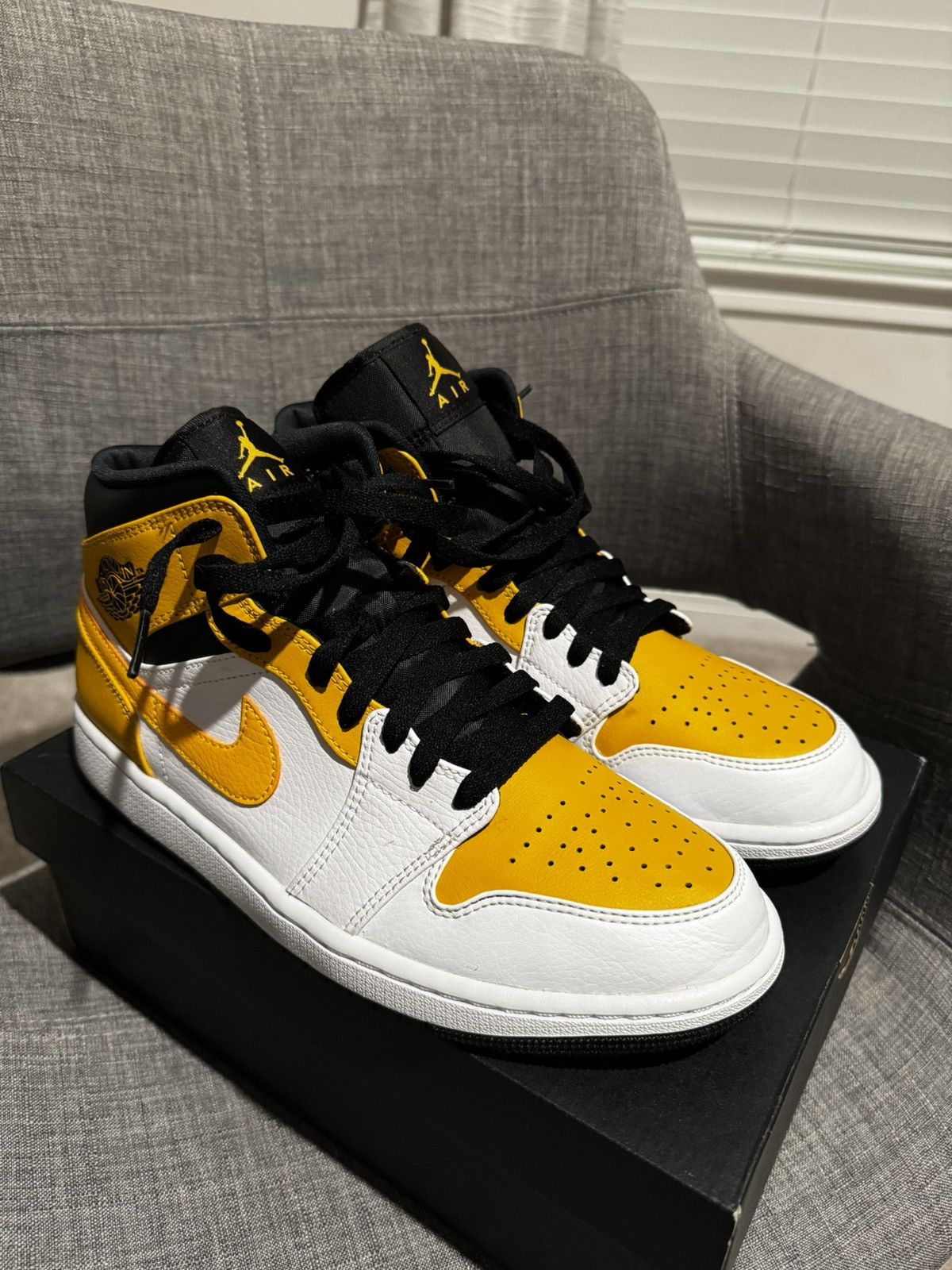 Jordan Brand Air Jordan 1 Mid Size US 9 / EU 42 - 1 Thumbnail