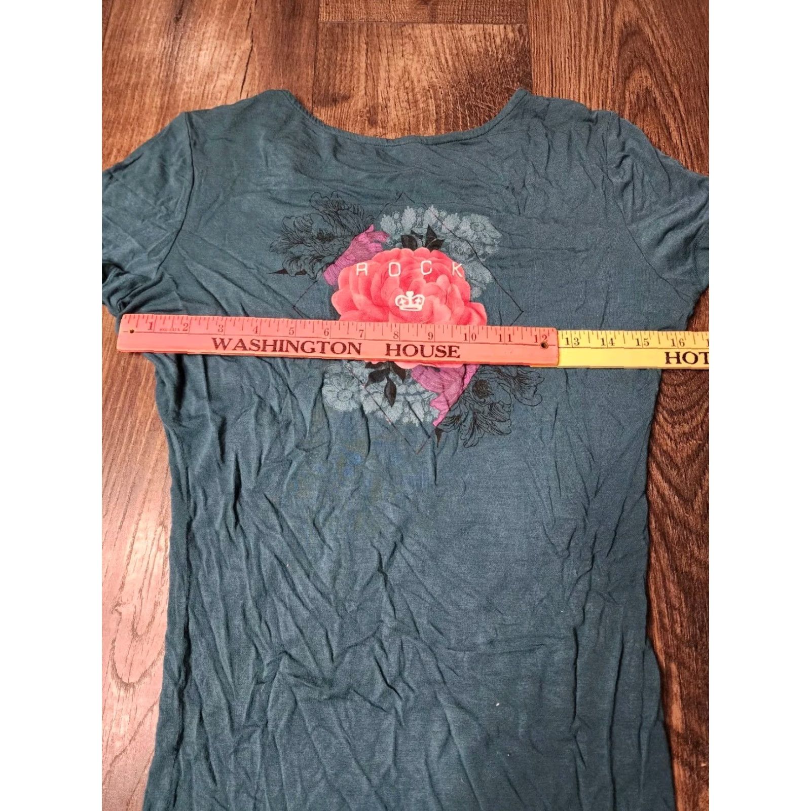 Hard Rock Cafe VINTAGE Hard Rock Cafe Women’s T-Shirt Rock Tampa Rose Royalty Short Sleeve V-Neck Green S Size S / US 4 / IT 40 - 5 Thumbnail