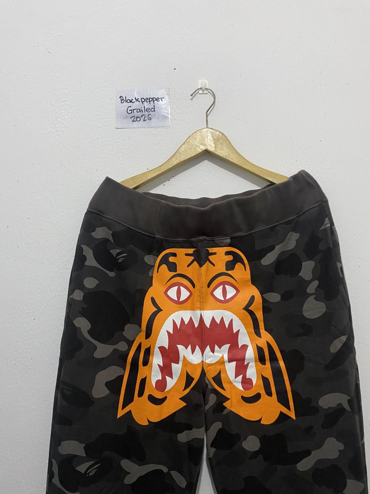 Bape A Bathing Ape Bape Tiger Black Camo Sweatpants Size US 34 / EU 50 - 2 Thumbnail