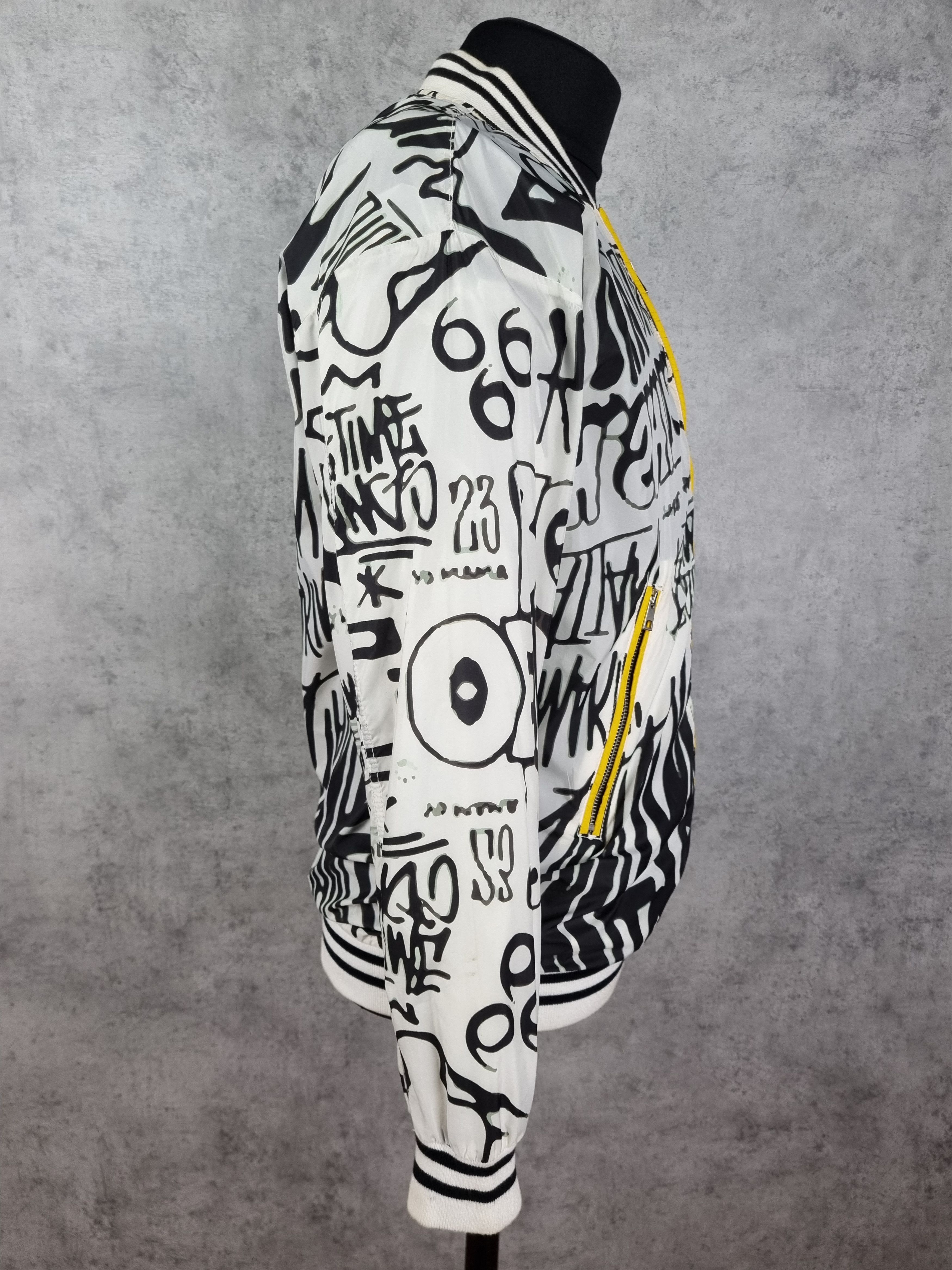 Japanese Brand Vintage Street Art Print Nylon light fabrics jacket Size US L / EU 52-54 / 3 - 19 Thumbnail