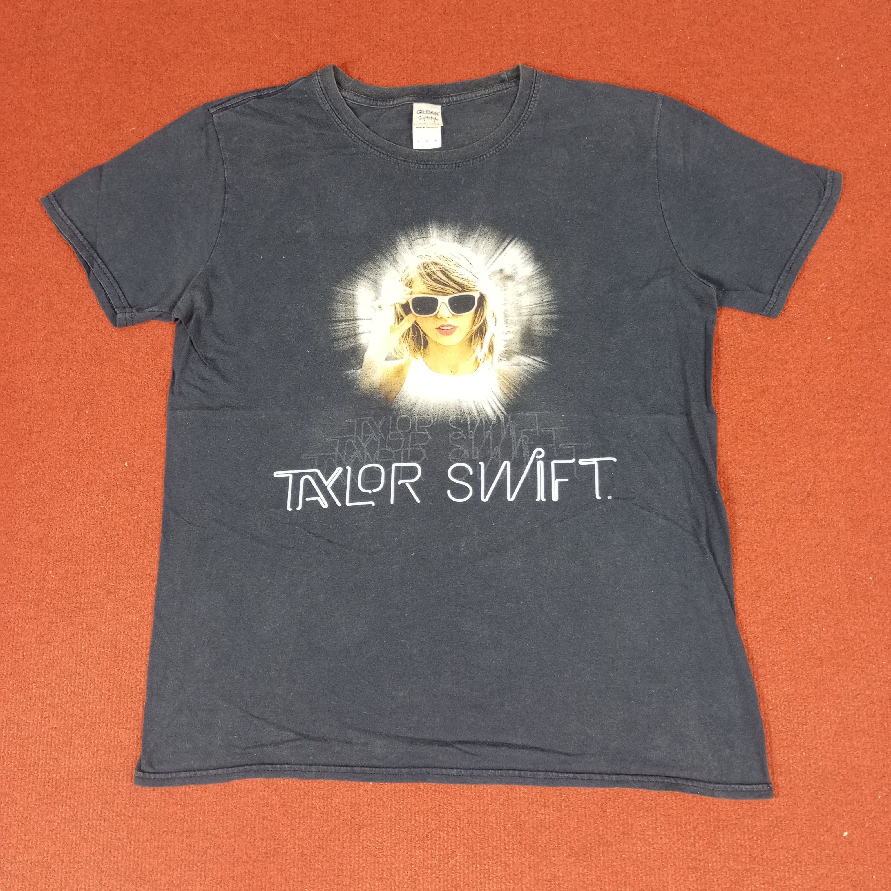 Band Tees × Vintage Taylor Swift World Tour Tshirt Size US M / EU 48-50 / 2 - 1 Thumbnail