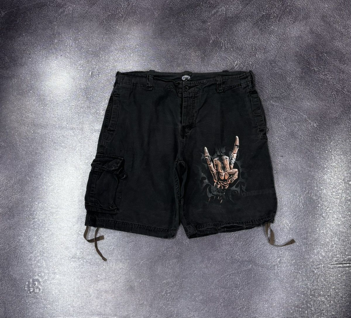 Other Vintage Spiral Death Skull Rock Hype Black Cargo Shorts Size US 38 / EU 54 - 1 Thumbnail