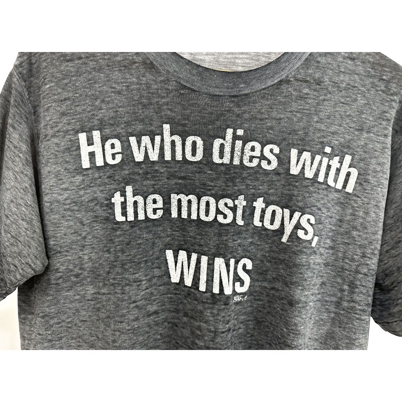 Twins VTG 80s He Who Dies With Most Toys WINS Burnout Paper Thin Worn Faded T-Shirt L Mens Black Size US L / EU 52-54 / 3 - 3 Thumbnail