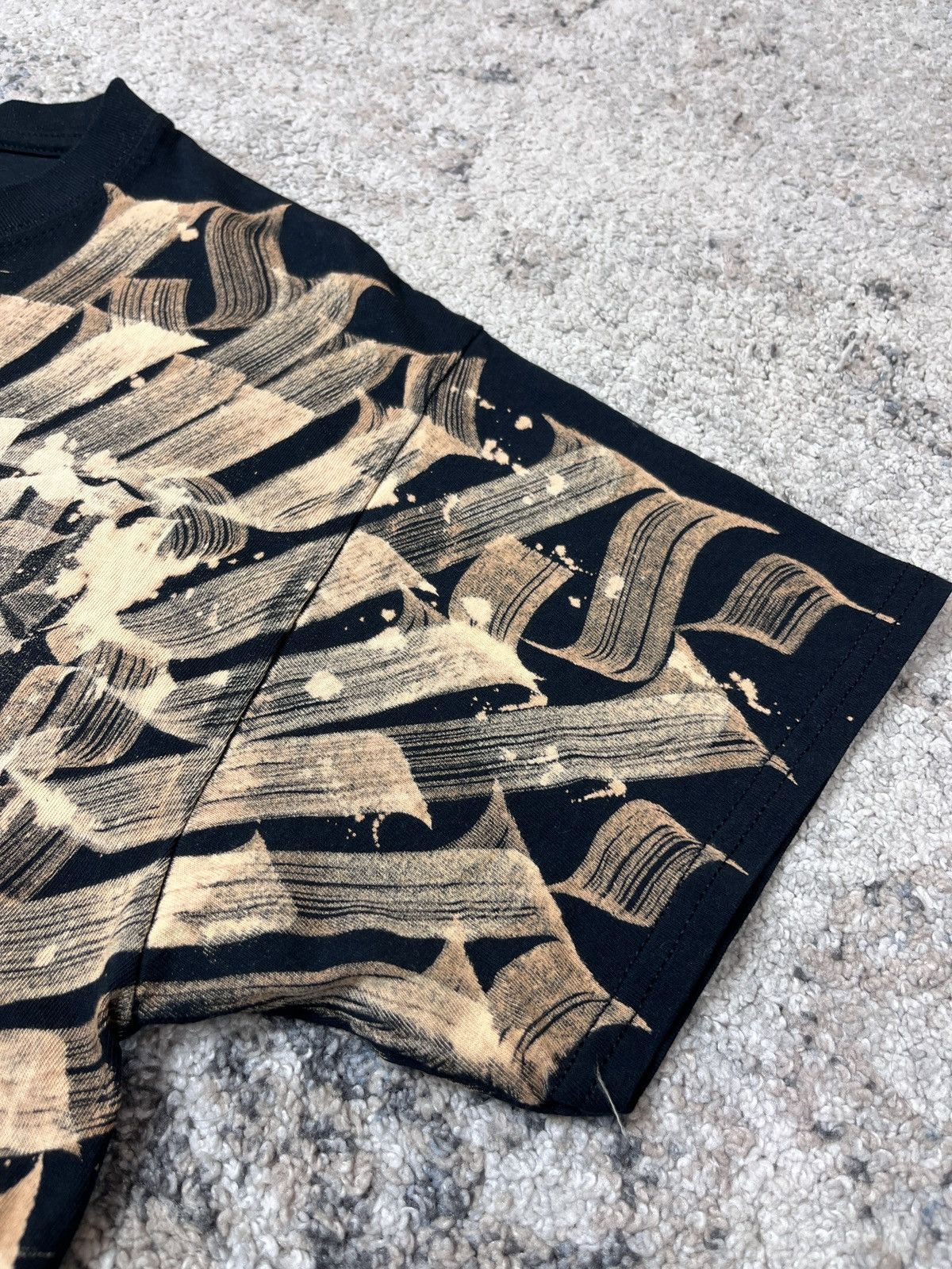 Vintage BLEACH HAND PAINT GRAFFITI Y2K AMAZING UPCYCLED TEE - 767 Size US L / EU 52-54 / 3 - 5 Thumbnail