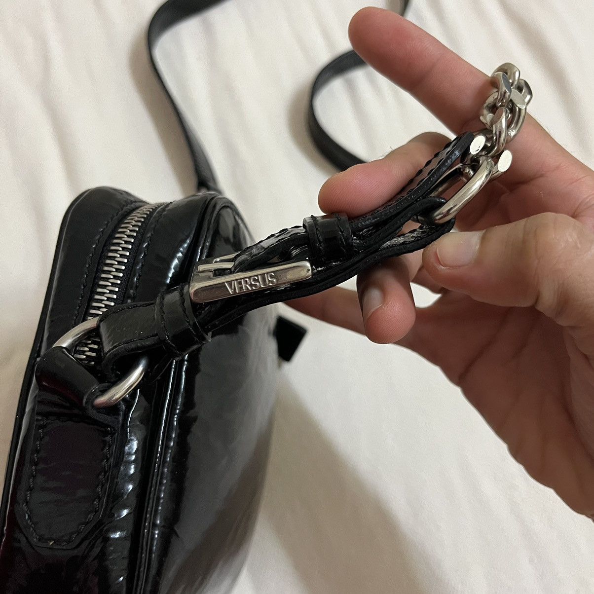 Versus Versace × Vintage Authentic Versus Versace Vernis Leather Chain Style Slingbag Size ONE SIZE - 8 Thumbnail