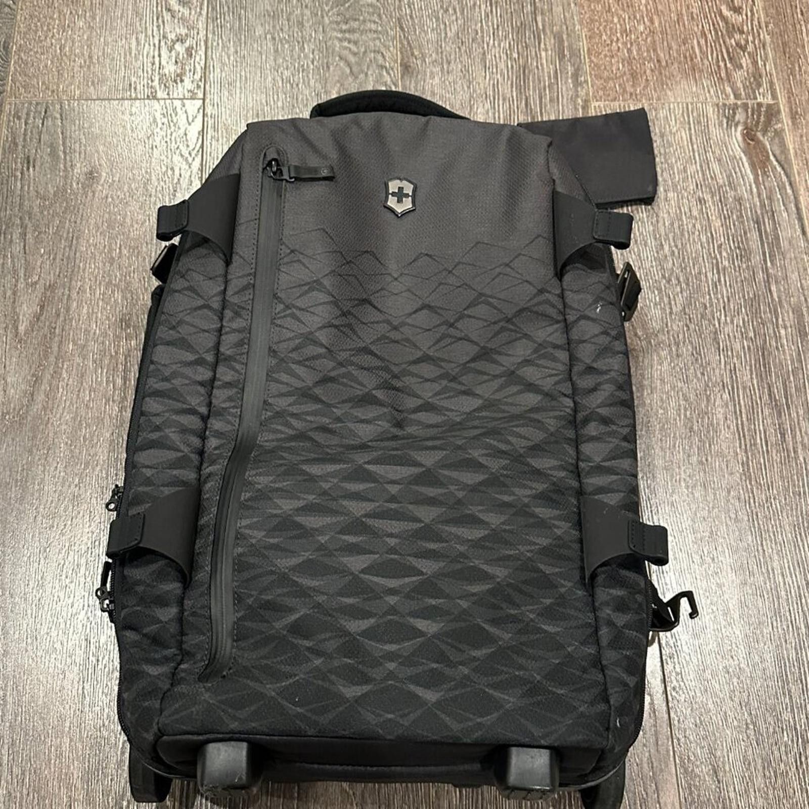 Victorinox Victorinox Rolling Suitcase – Hard to Find – Retails $500 Size ONE SIZE - 2 Thumbnail
