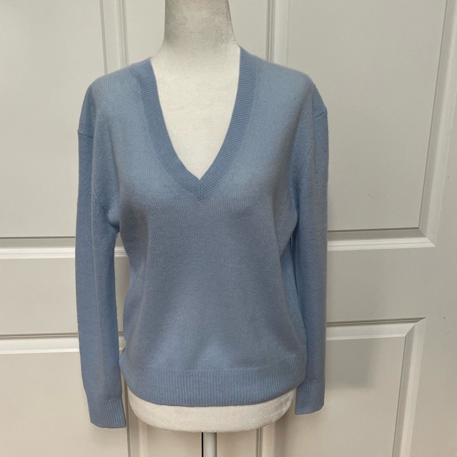 360Cashmere V-neck Cashmere Sweater in Ice Blue from 360 Cashmere Size XS / US 0-2 / IT 36-38 - 1 Thumbnail