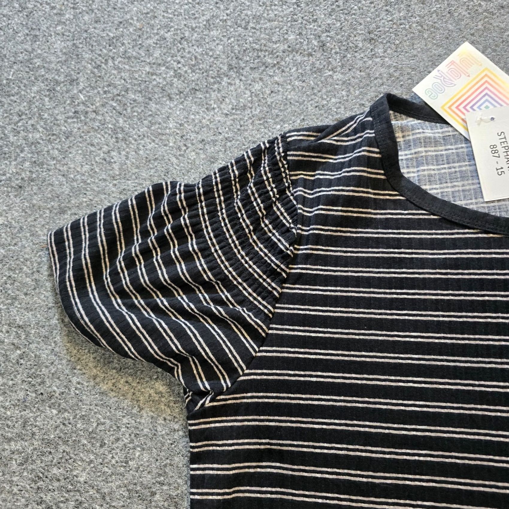 Vintage Lularoe Top Womens Medium Black Striped Ribbed Stephanie Stretch Casual Shirt Ladies Regular Short Sleeve Pullover Knit Polyester Round Neck Size M / US 6-8 / IT 42-44 - 5 Thumbnail