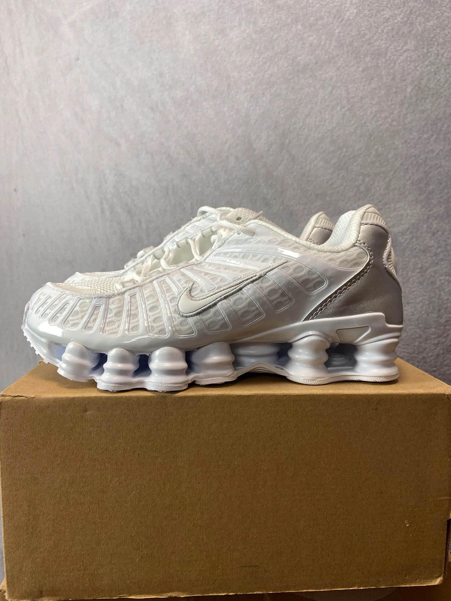Nike Nike Shox White Sneakers Size 42 Size US 9 / EU 42 - 2 Thumbnail