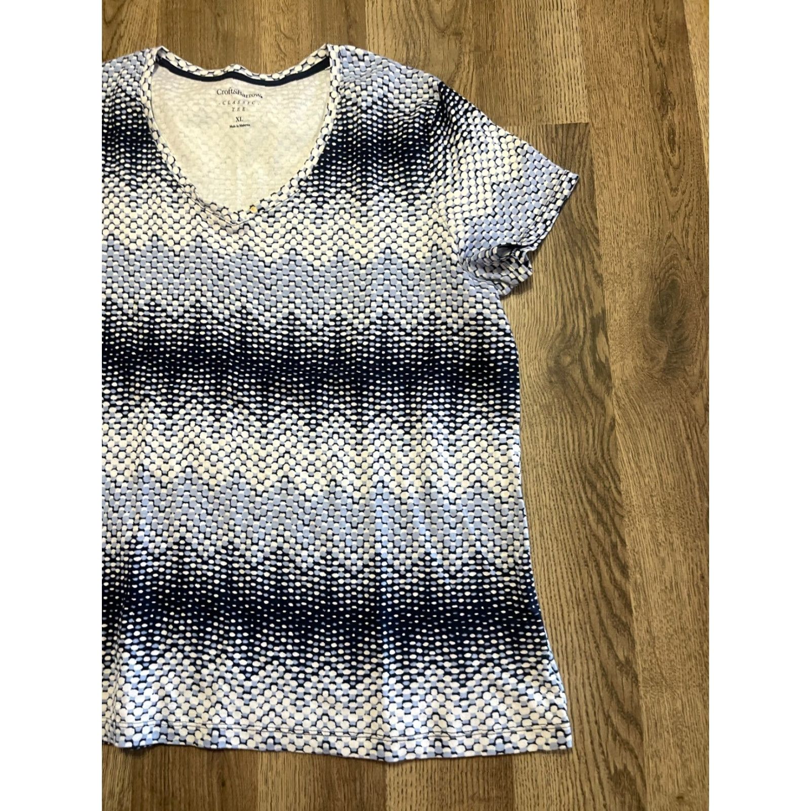Croft & Barrow Croft & Barrow Shirt Women's XL Blue White Classic Tee V-neck Allover Print Size XL / US 12-14 / IT 48-50 - 3 Thumbnail