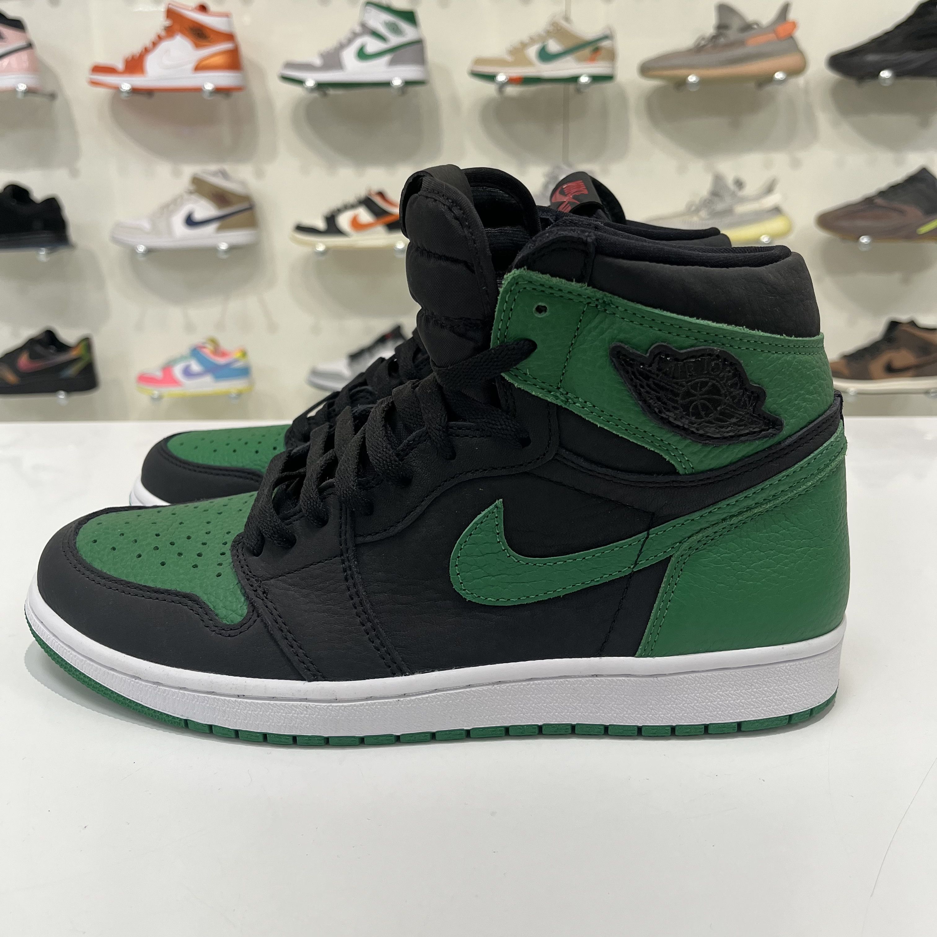 Nike Air Jordan 1 Retro High Pine Green Black Size US 11 / EU 44 - 2 Thumbnail