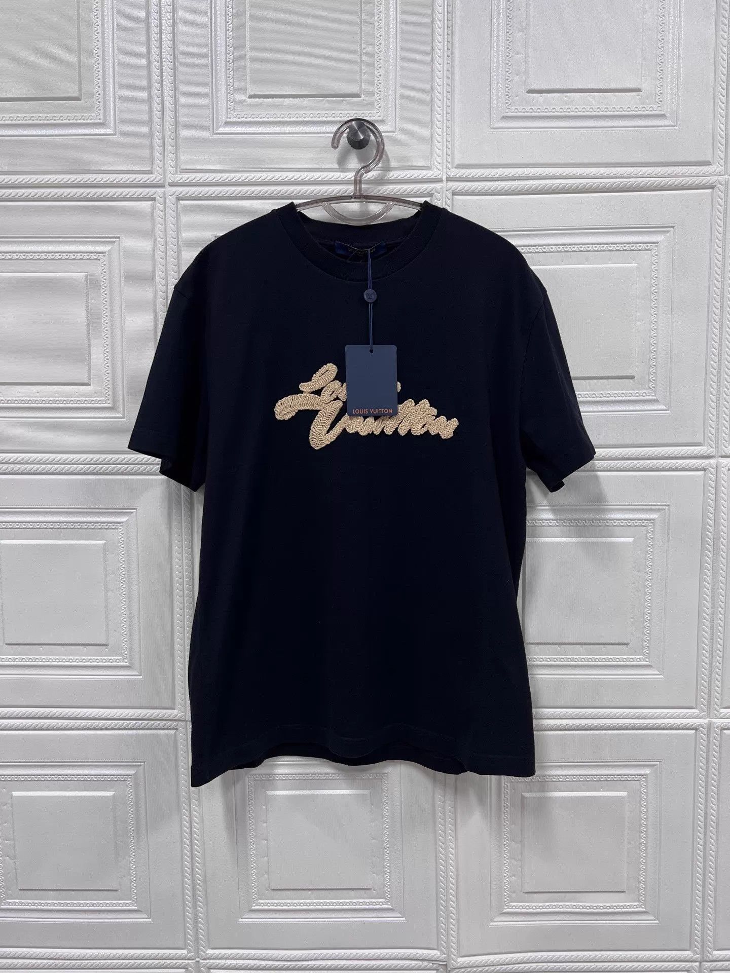 Louis Vuitton LV Raffia Embroidered Logo T-Shirt M New E62504 Size US M / EU 48-50 / 2 - 1 Thumbnail