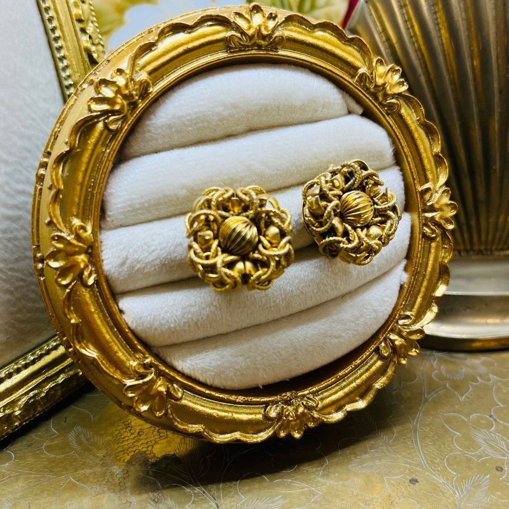 Vintage Vintage Ornate Gold Toned Earrings Round Clip On Size ONE SIZE - 3 Thumbnail