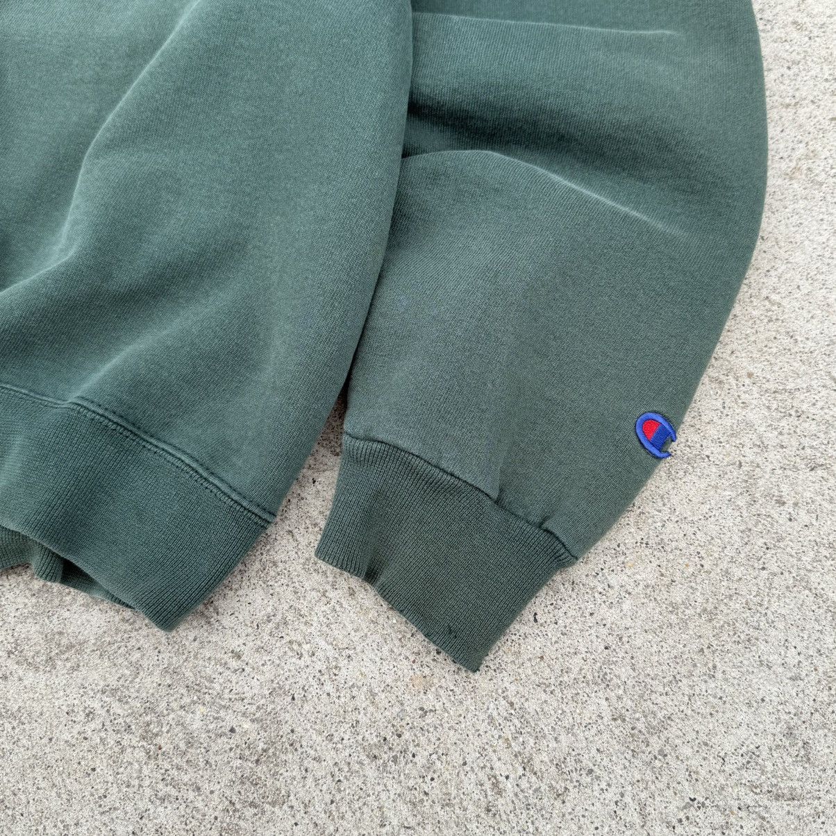 Champion Vintage 00’s Champion Embroidered Thrashed Faded Sweatshirt Size US L / EU 52-54 / 3 - 4 Thumbnail