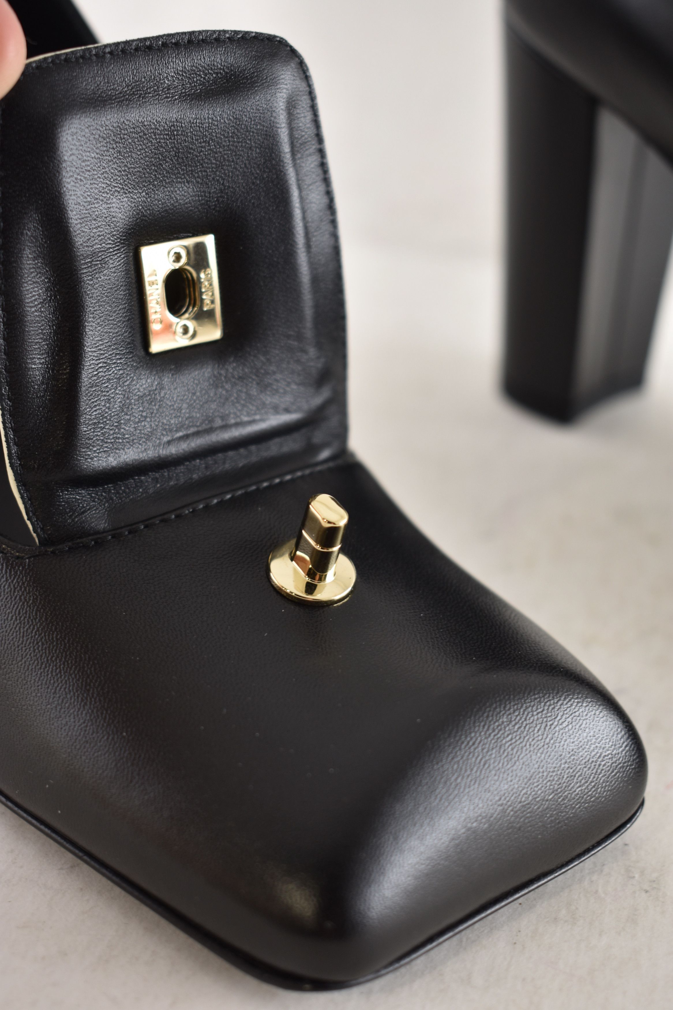 Chanel 26S Blazy White Square Toe Turnlock CC Block Heel Pump 40 Size US 10 / IT 40 - 9 Thumbnail