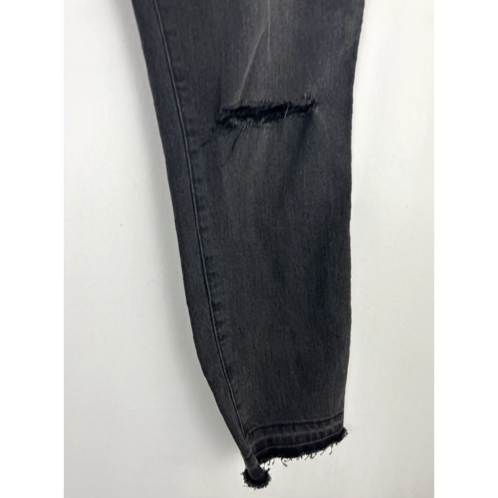 Abercrombie & Fitch Abercrombie & Fitch Jeans Ankle Women 12 Black Distressed Raw Hem 33x26 Fade Size 34" / US 12 / IT 48 - 4 Thumbnail