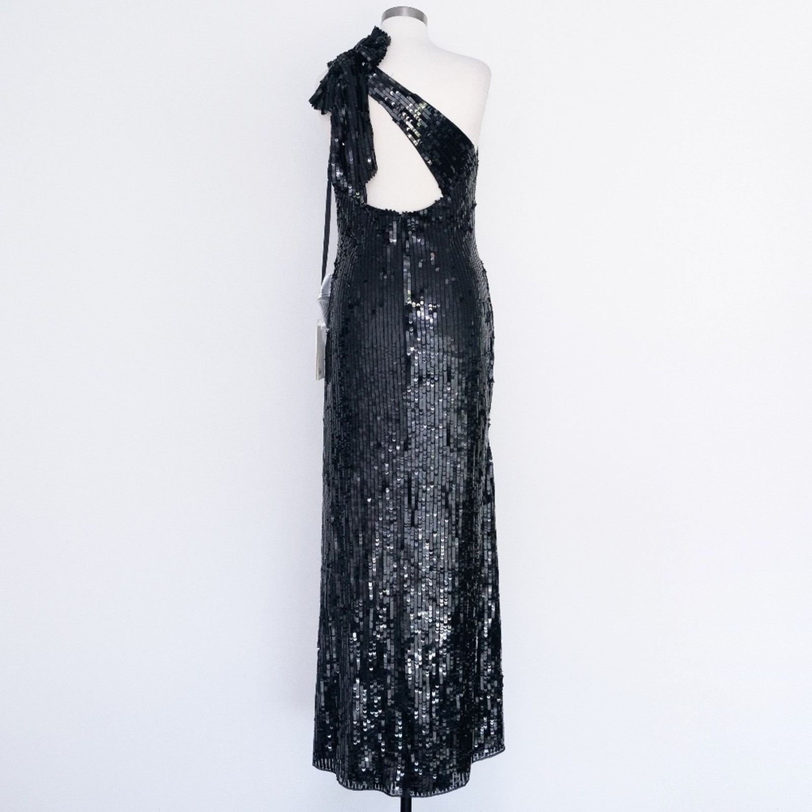 Designer Mac Duggal. Sequined One Shoulder Back Bow Detail Gown. Size M / US 6-8 / IT 42-44 - 3 Thumbnail