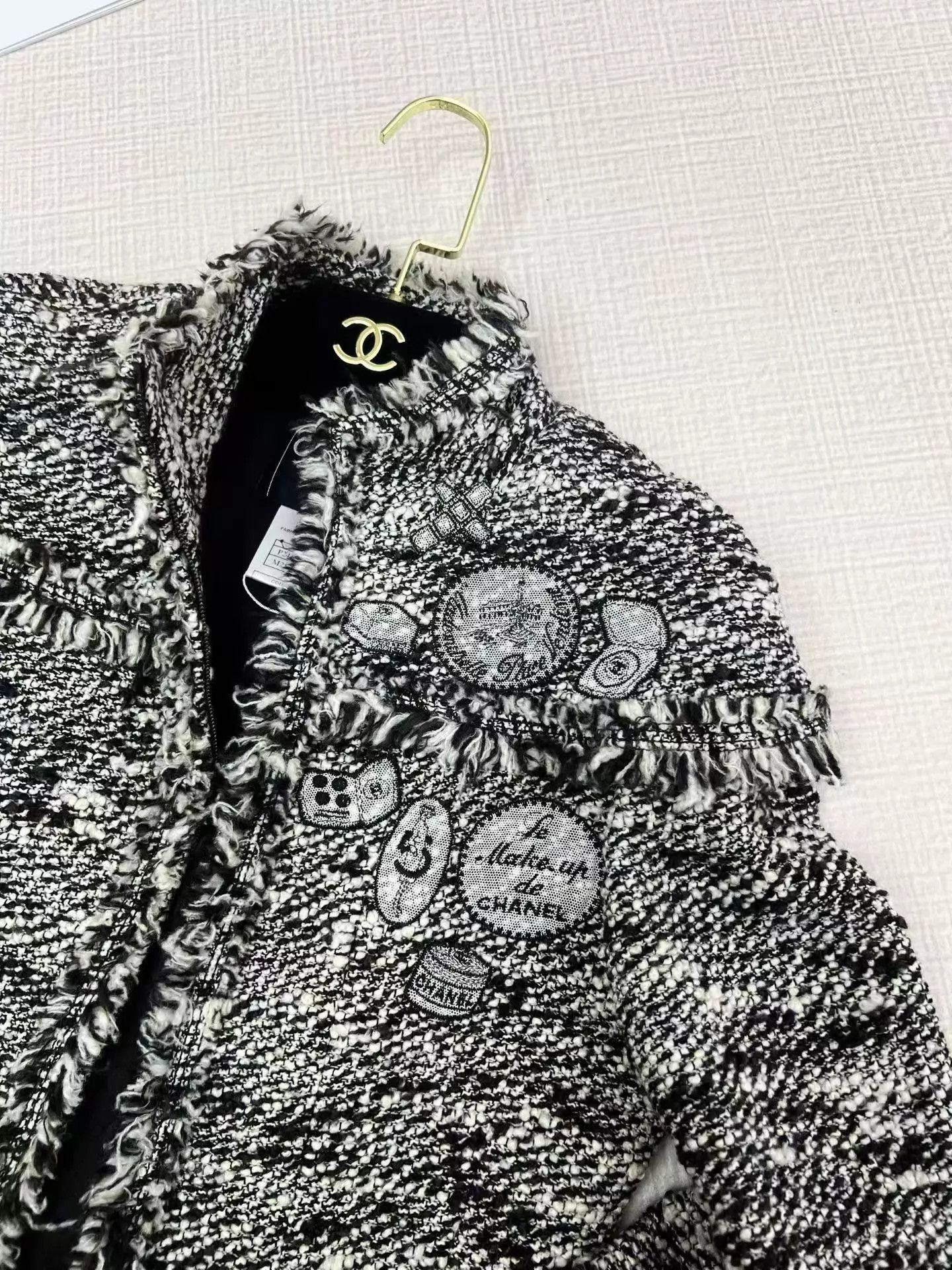 Chanel Chanel color blocked tweed badges embroidery jacket 34 Size XS / US 0-2 / IT 36-38 - 3 Thumbnail