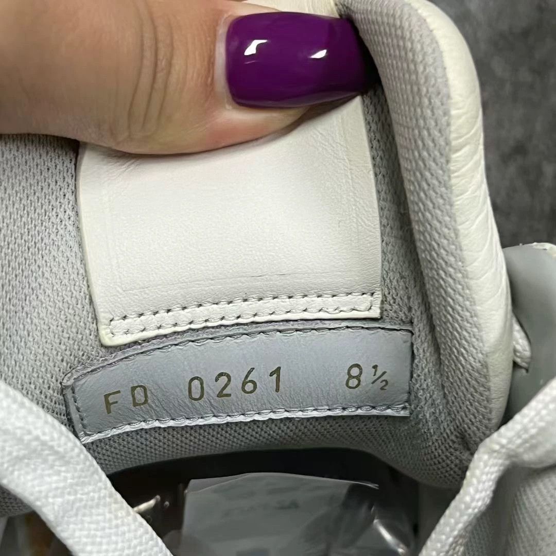 Louis Vuitton louis vuitton white low-top fashion sneakers Size US 8.5 / EU 41-42 - 4 Thumbnail