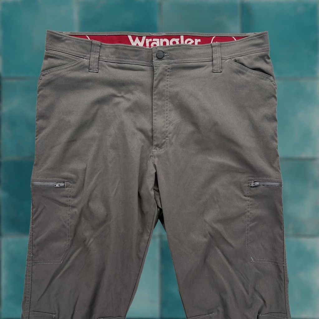 Wrangler Wrangler Cargo Pants Mens 40x32 Gray Nylon Spandex Lightweight Stretch Pocket Utility Cargo Size US 40 / EU 56 - 1 Thumbnail