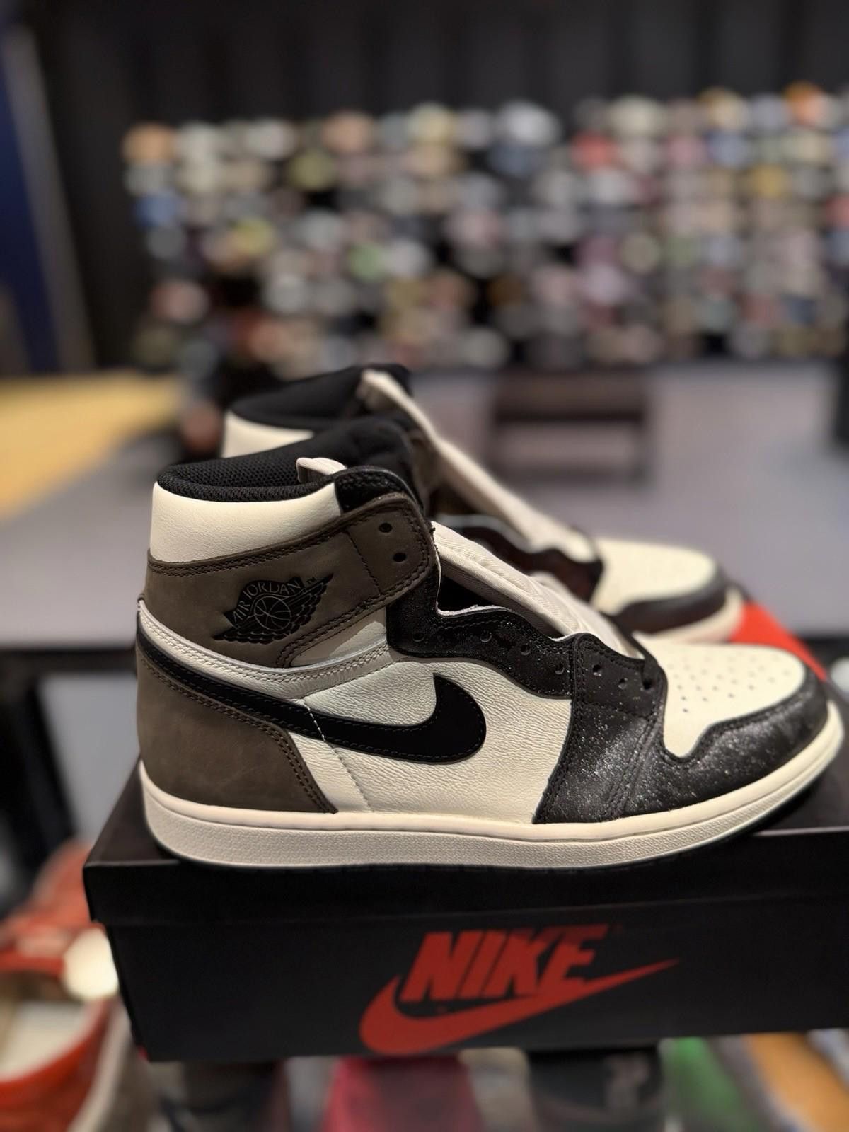 Jordan Brand Size 10.5 - Jordan 1 Retro OG High Dark Mocha (555088 105) Size US 10.5 / EU 43-44 - 1 Thumbnail
