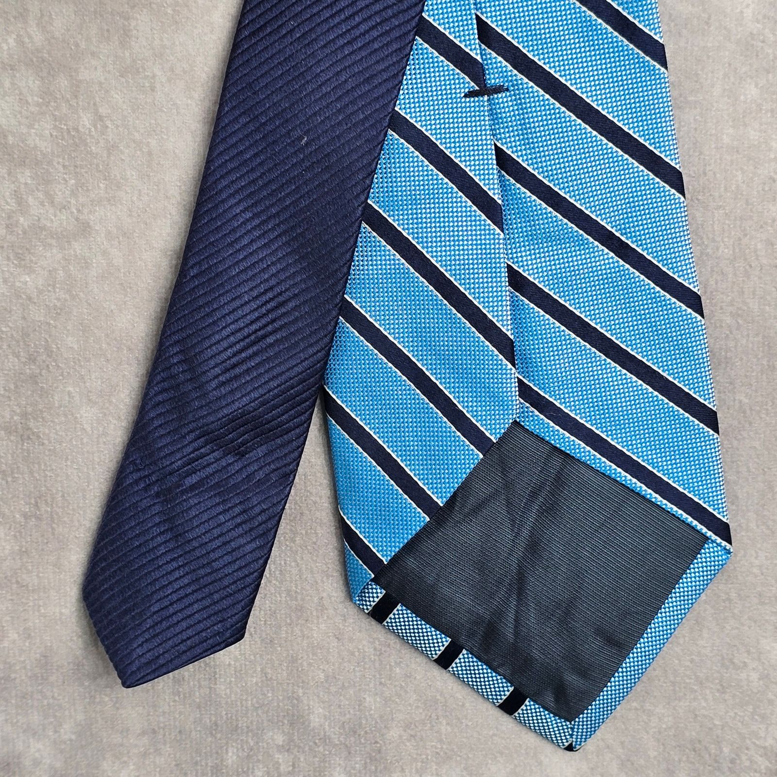 Roundtree & Yorke Roundtree & Yorke Trademark Blue Stripe 100% Silk Neck Tie Size 30 - 7 Thumbnail